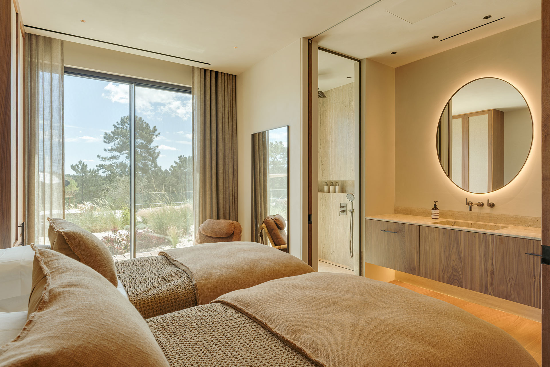 villa-stark_villa_comporta-setubal-portugal_interior-bedroom-bathroom.jpg