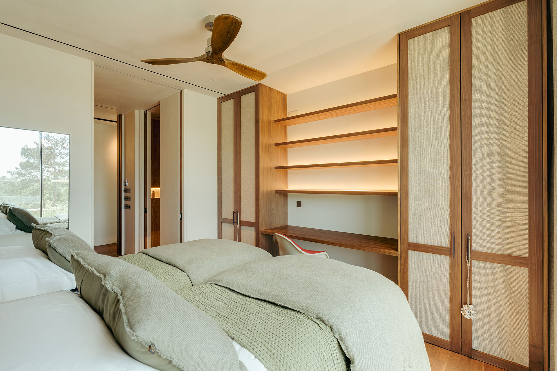 villa-stark_villa_comporta-setubal-portugal_interior-bedroom-desk.jpg