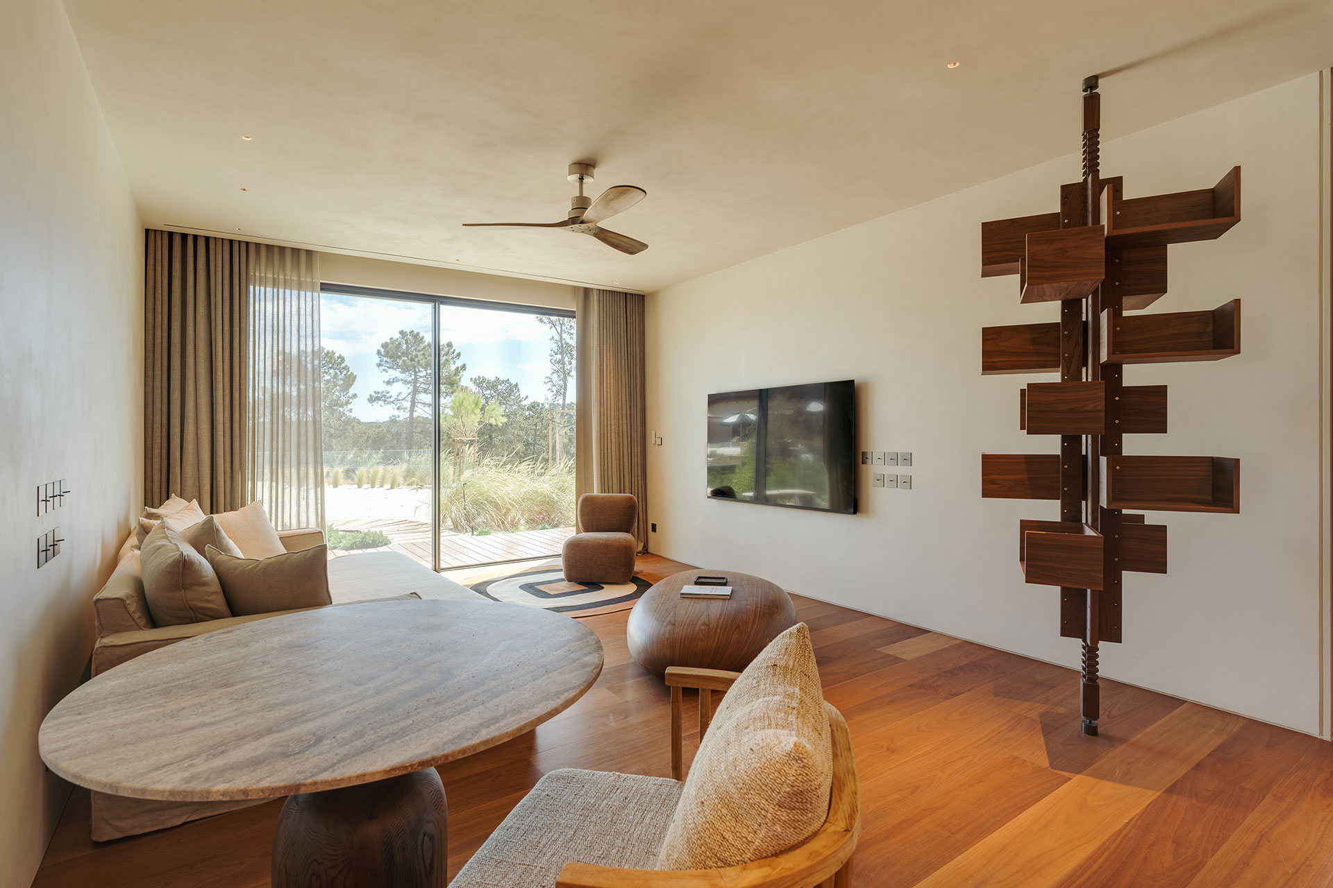 villa-stark_villa_comporta-setubal-portugal_interior-sofa-tv-room.jpg