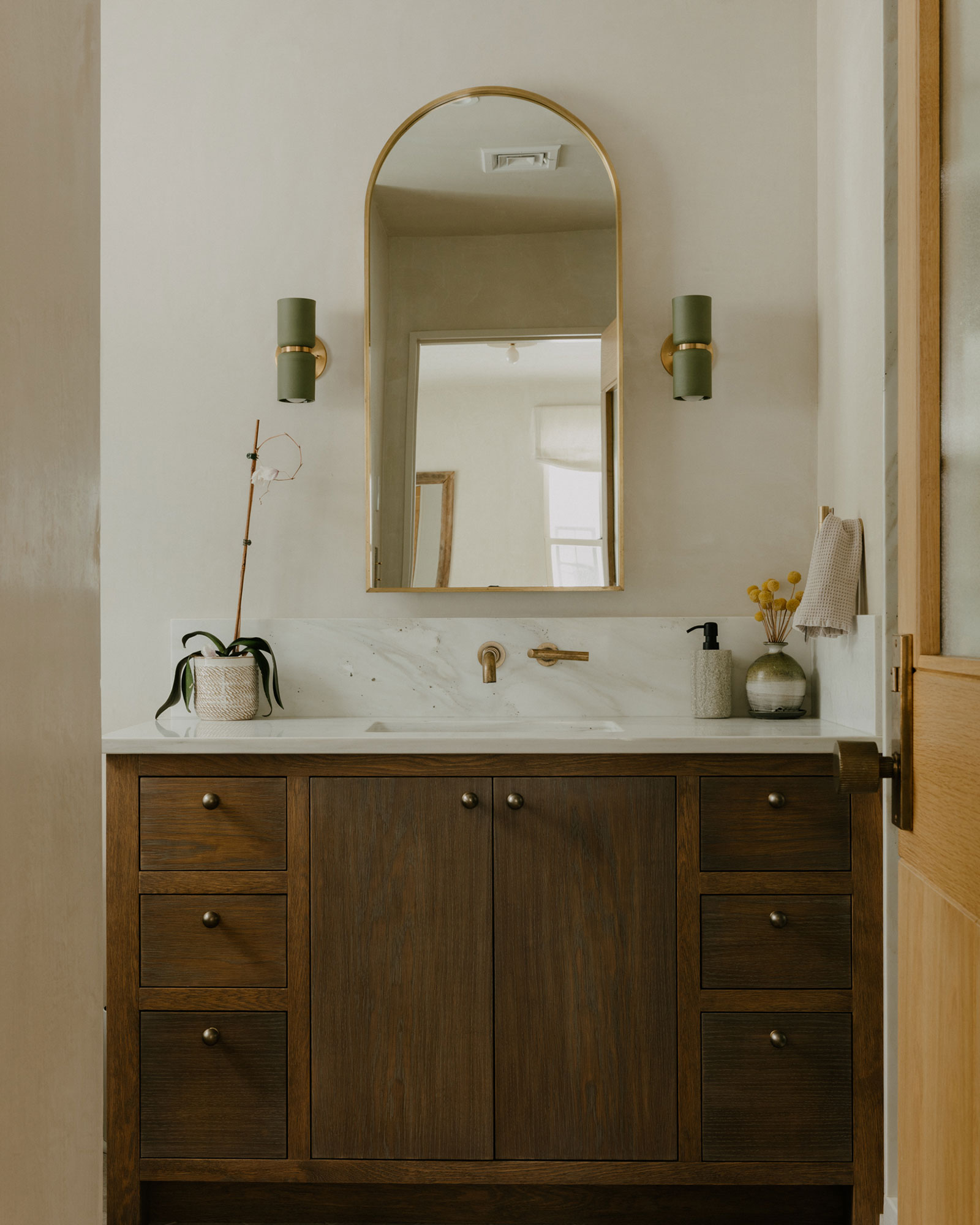 morningside_house_Massachusetts-usa_interior-bathroom-mirror-space.jpg