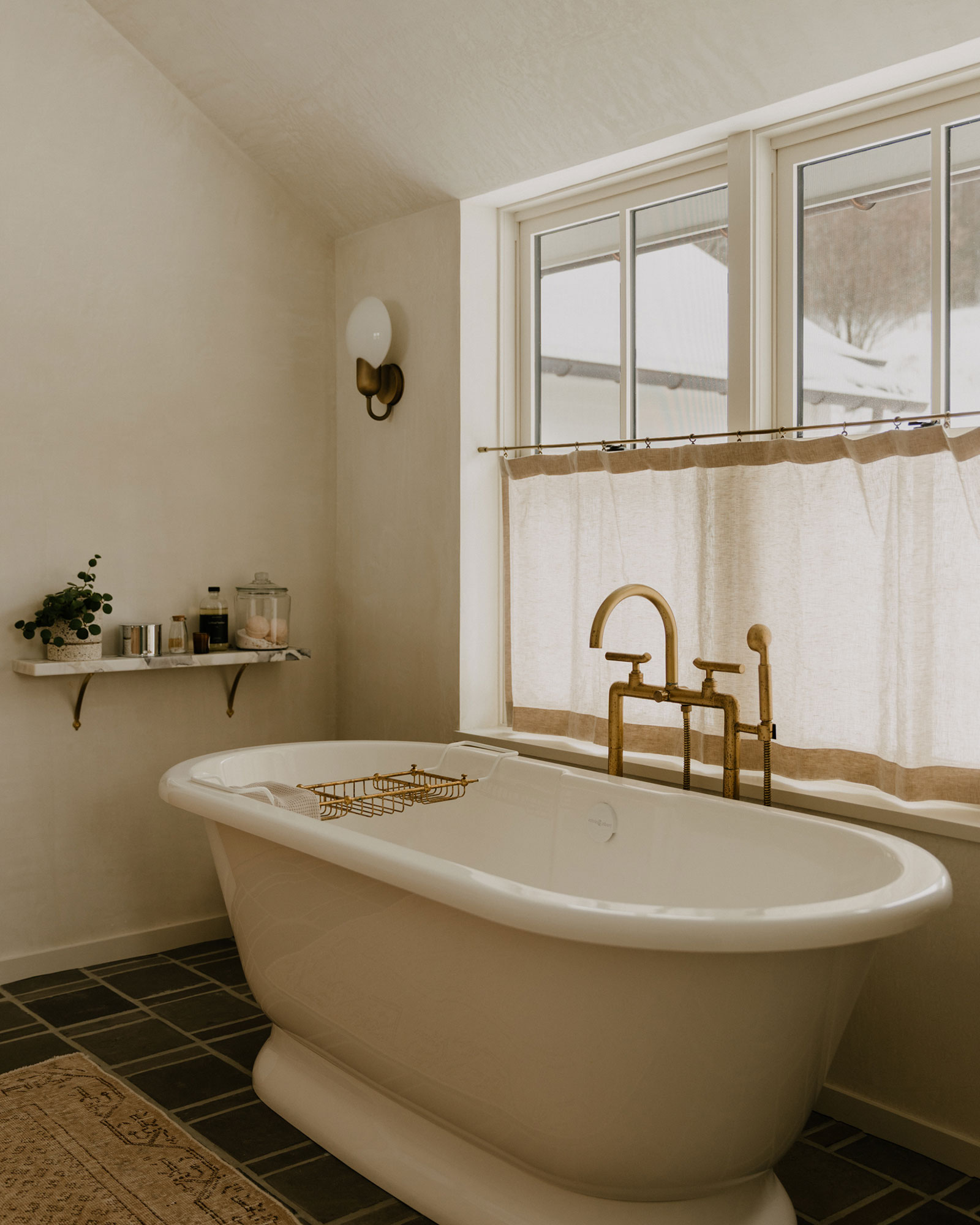 morningside_house_Massachusetts-usa_interior-bathroom-tub.jpg