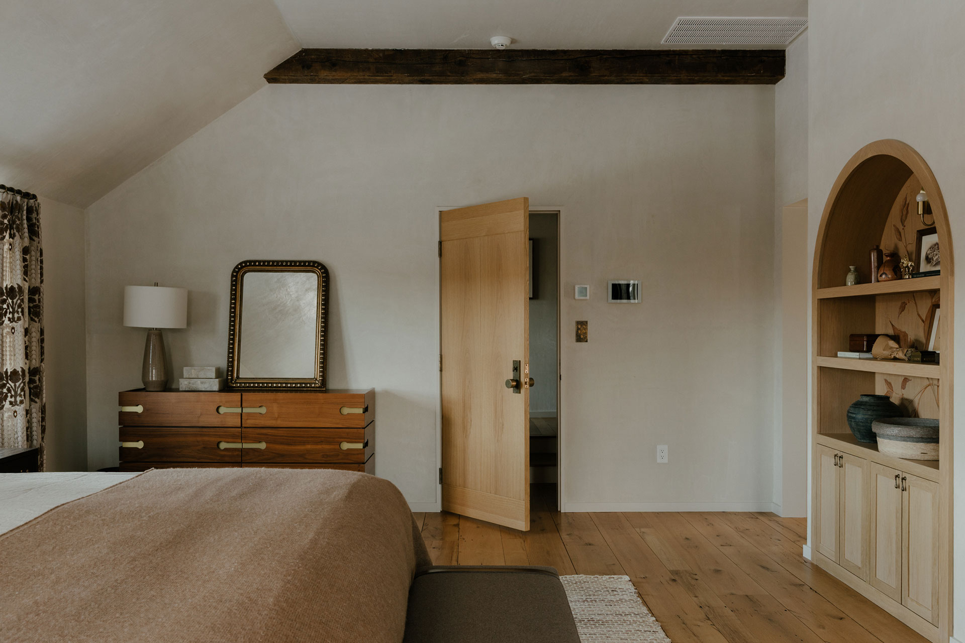 morningside_house_Massachusetts-usa_interior-bedroom-door.jpg
