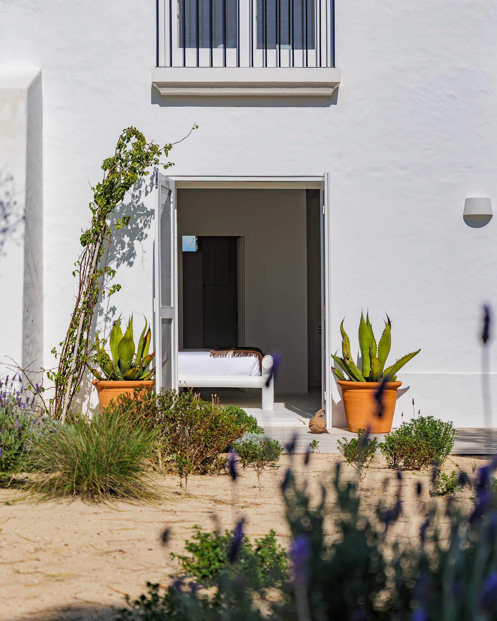 villa-kaba_farmhouse_melides-setubal-portugal_exterior-bed.jpg