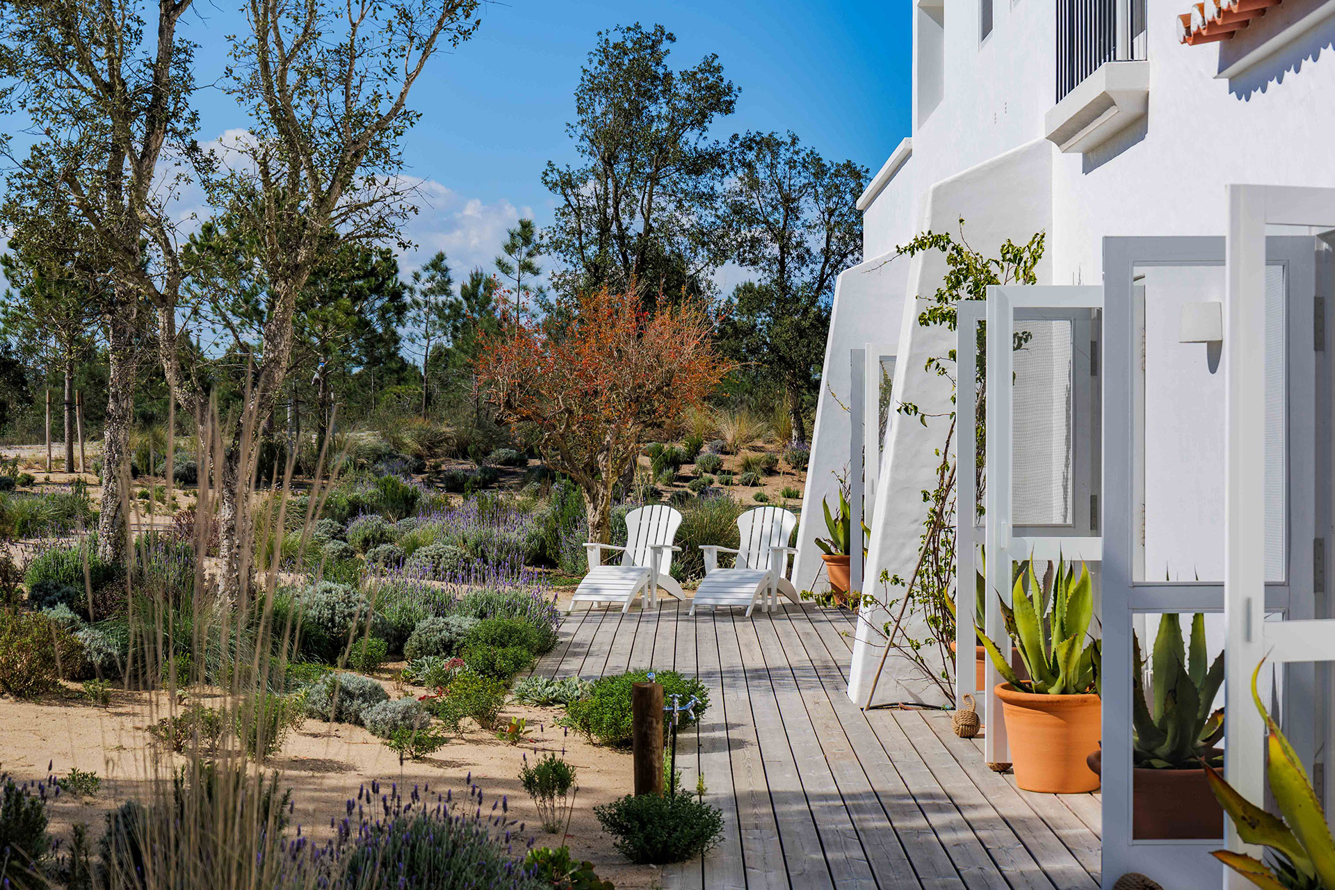 villa-kaba_farmhouse_melides-setubal-portugal_exterior-chairs.jpg