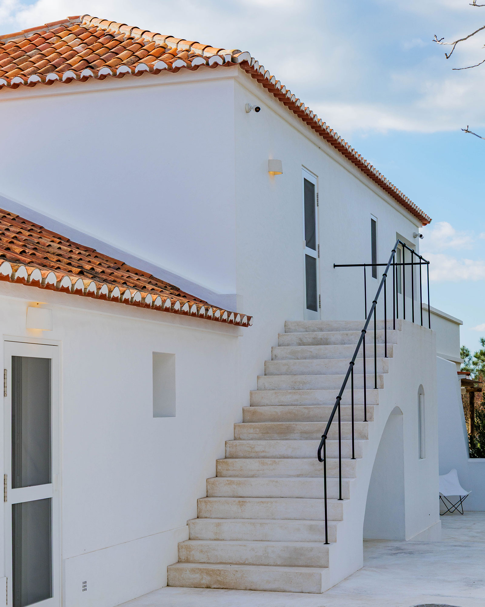 villa-kaba_farmhouse_melides-setubal-portugal_exterior-stairs.jpg