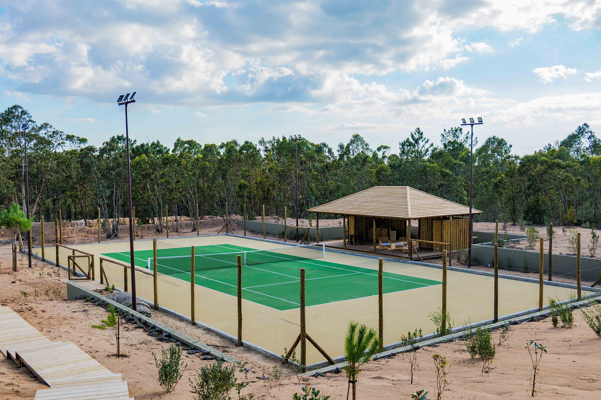 villa-kaba_farmhouse_melides-setubal-portugal_exterior-tenis-court.jpg