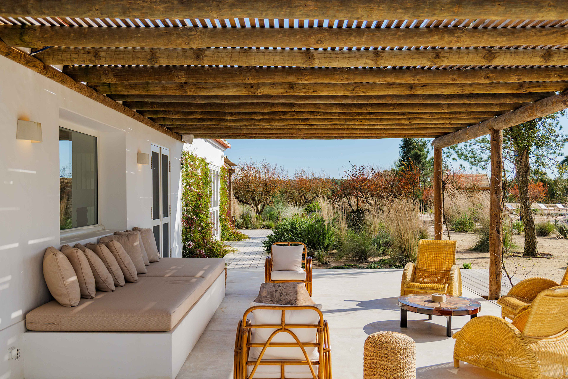 villa-kaba_farmhouse_melides-setubal-portugal_exterior-terrace-seating.jpg