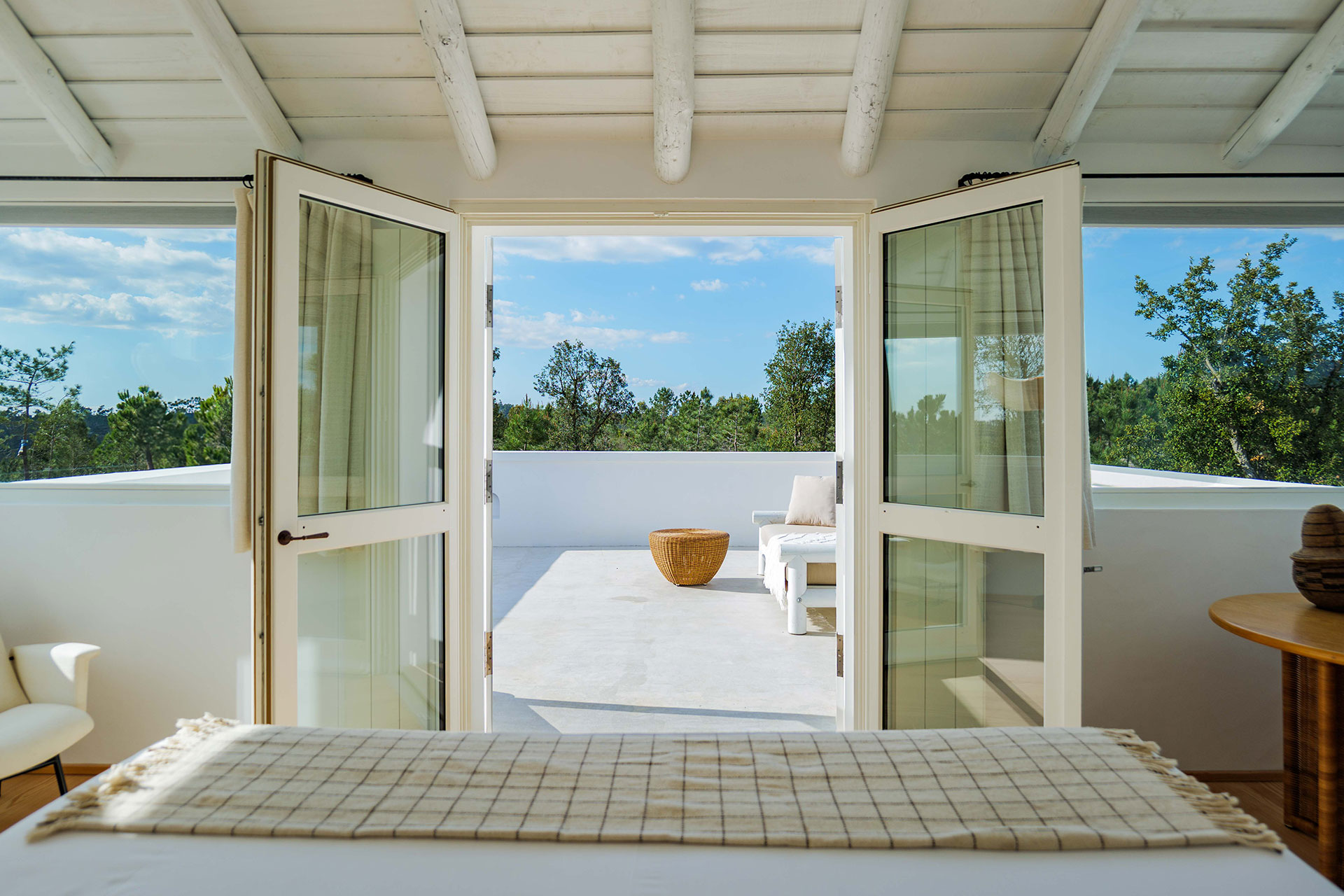 villa-kaba_farmhouse_melides-setubal-portugal_interior-bedroom-view-terrace.jpg