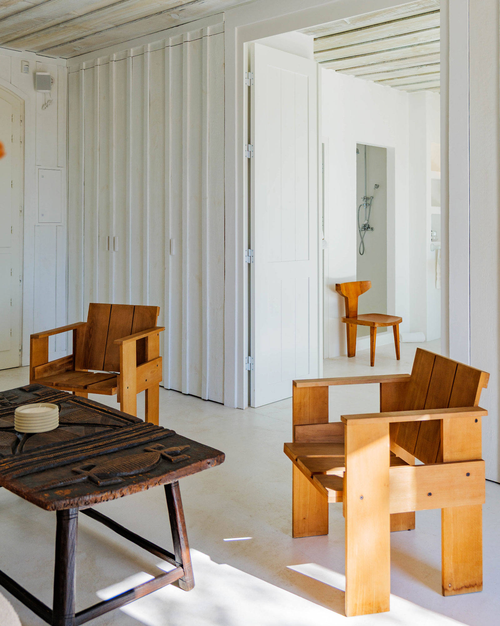 villa-kaba_farmhouse_melides-setubal-portugal_interior-wooden-chair.jpg