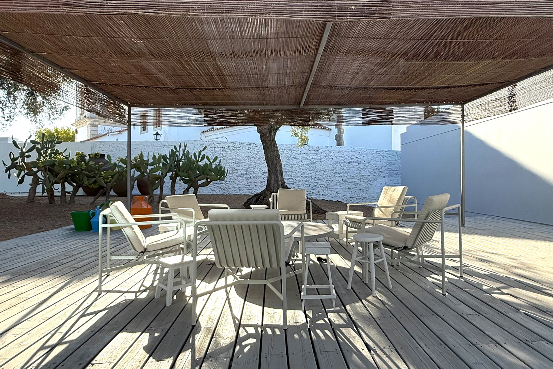 casa-da-matriz_villa_setubal-portugal_exterior-terrace-design.jpg