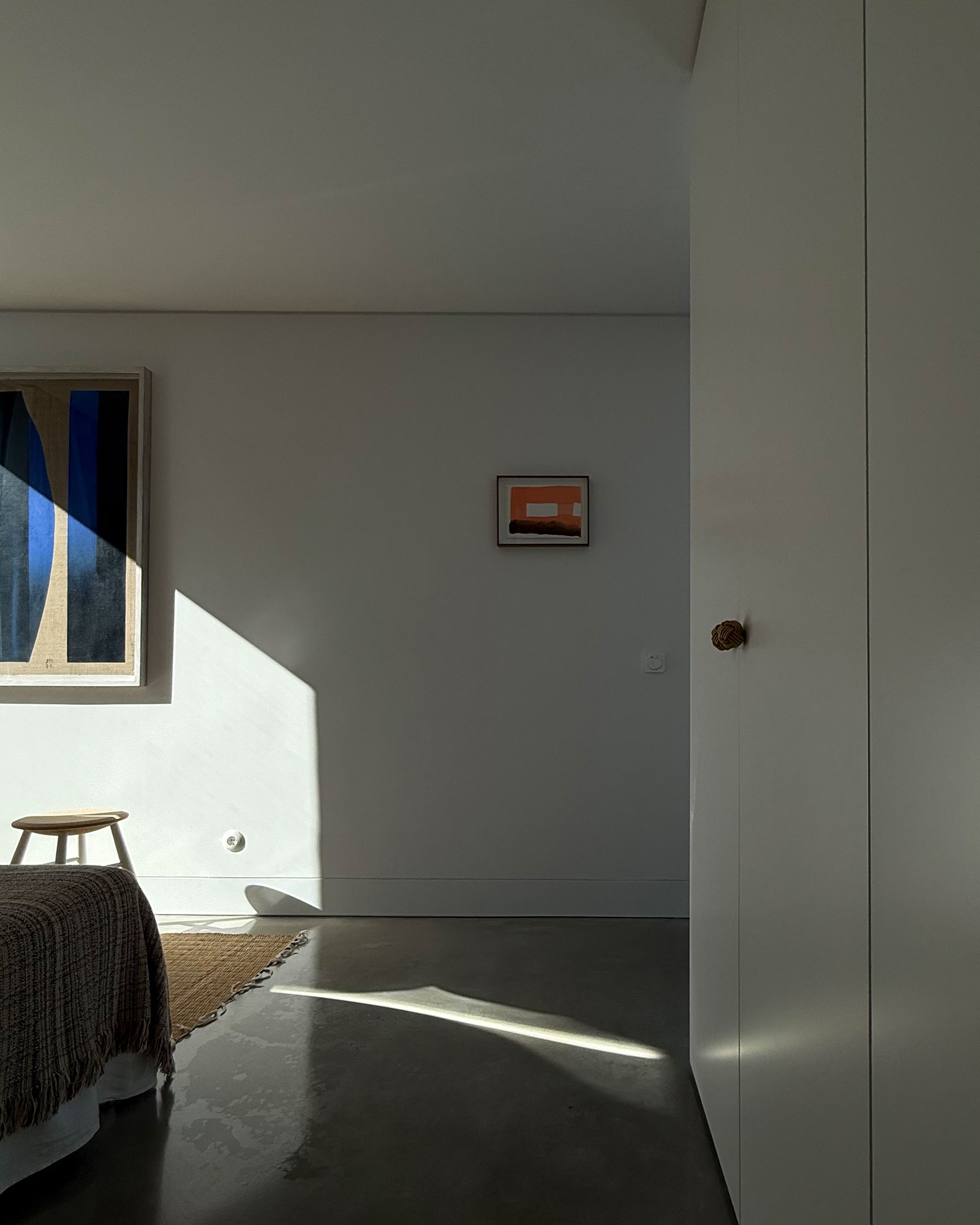 casa-da-matriz_villa_setubal-portugal_interior-bedroom-light.jpg