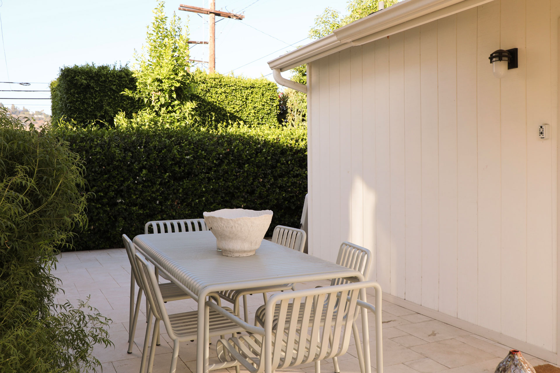 heron-artist-casita_guesthouse_LA-california-usa_exterior-table.jpg