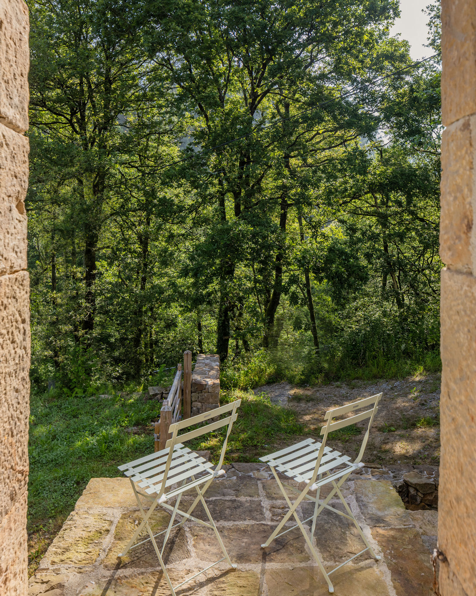 casa-minima_house_selaya-Cantabria-spain_exterior-chairs.jpg