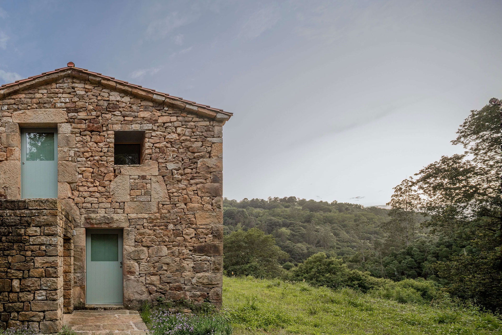 casa-minima_house_selaya-Cantabria-spain_exterior-facade.jpg