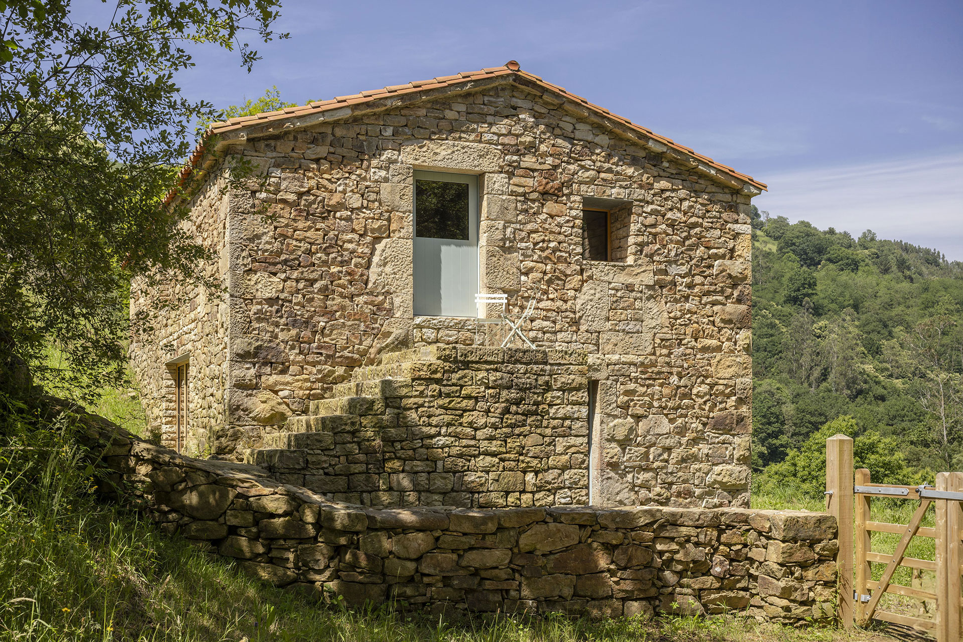 casa-minima_house_selaya-Cantabria-spain_exterior-facade-design.jpg