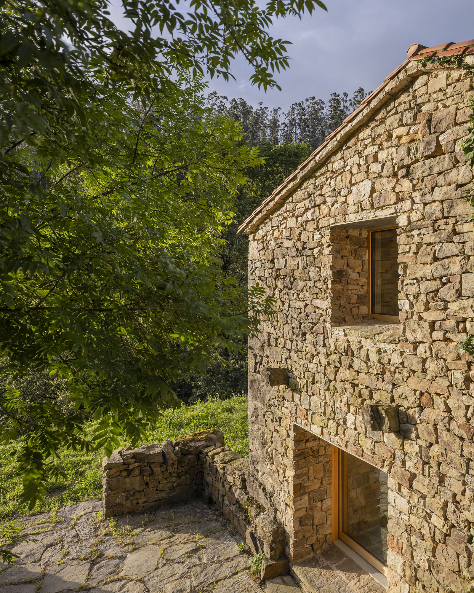 casa-minima_house_selaya-Cantabria-spain_exterior-facade-detail.jpg