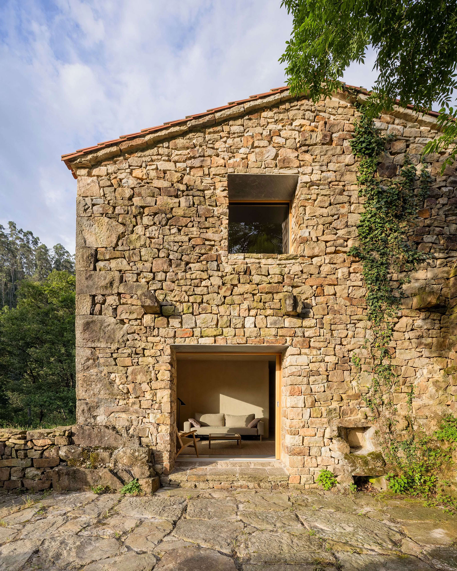 casa-minima_house_selaya-Cantabria-spain_exterior-facade-house.jpg
