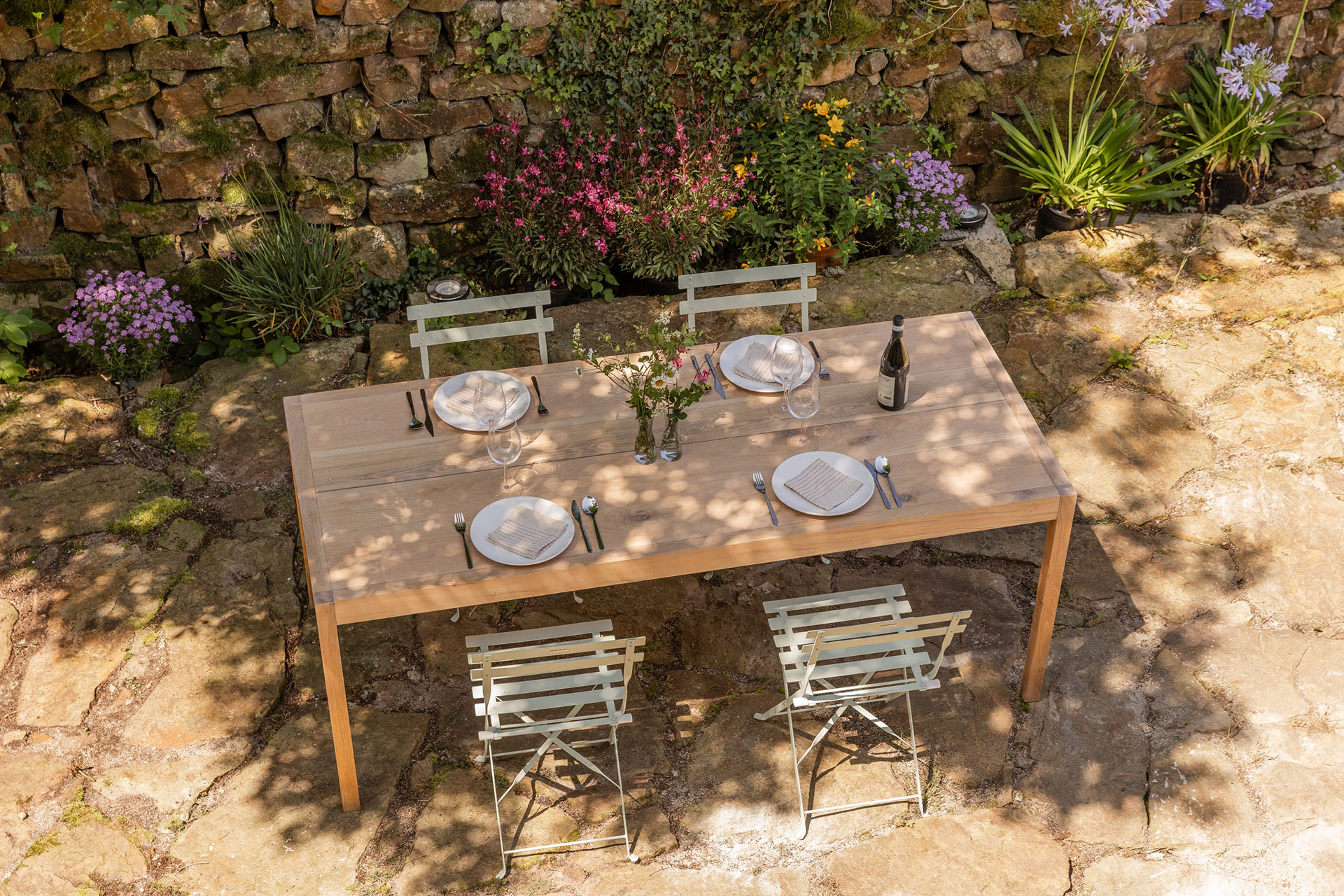 casa-minima_house_selaya-Cantabria-spain_exterior-table.jpg