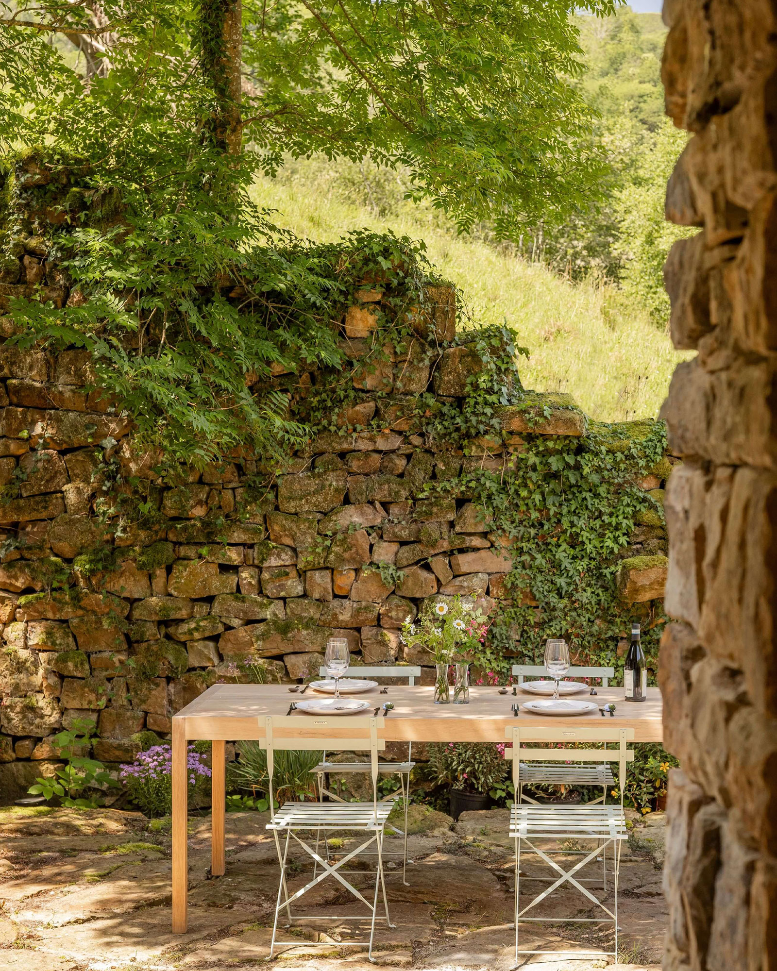 casa-minima_house_selaya-Cantabria-spain_exterior-table-design.jpg