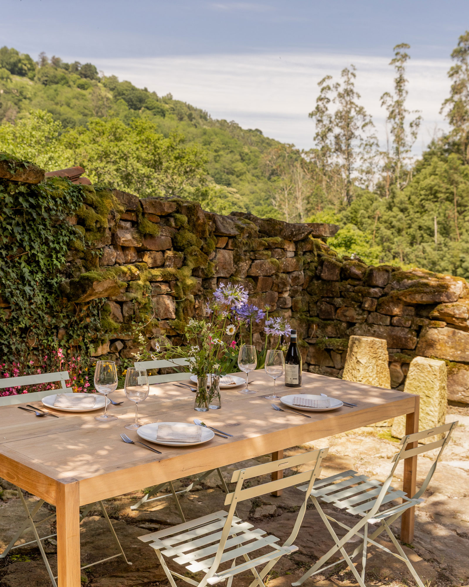 casa-minima_house_selaya-Cantabria-spain_exterior-table-view.jpg