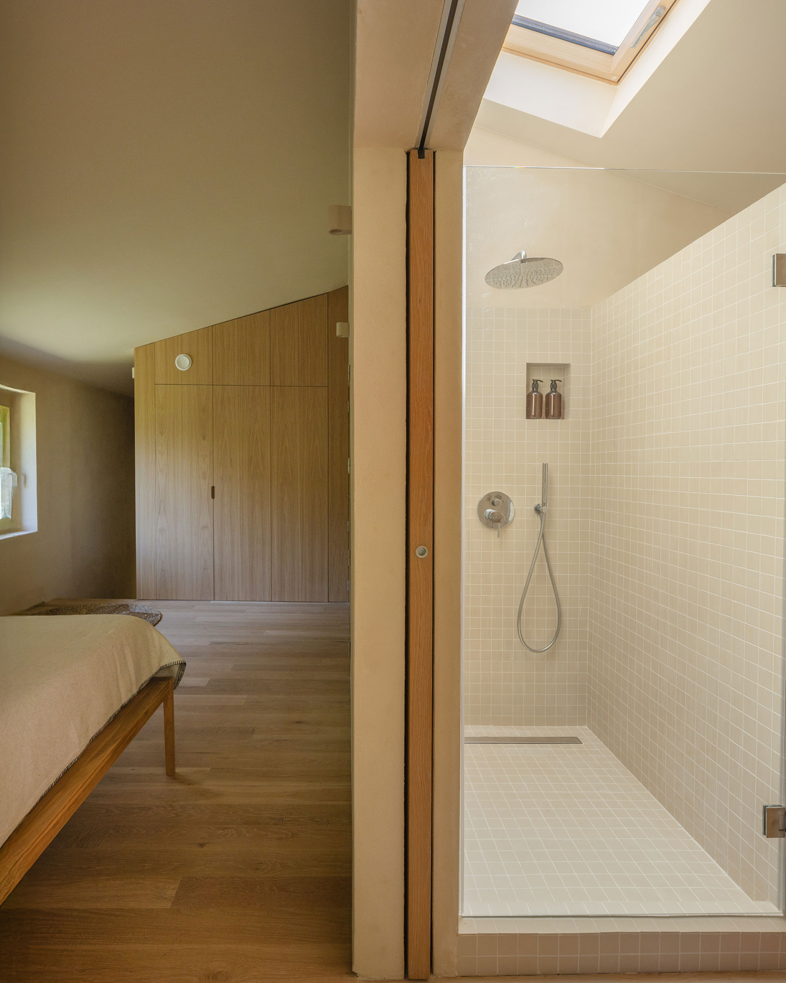 casa-minima_house_selaya-Cantabria-spain_interior-bed-room-bathroom.jpg