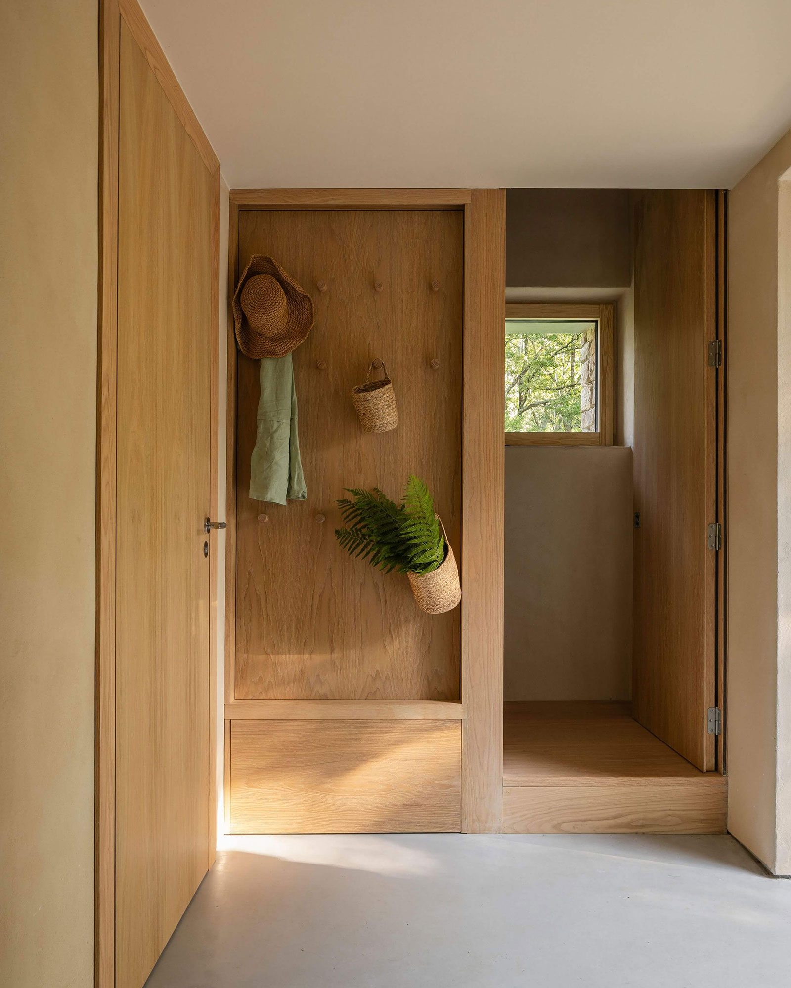 casa-minima_house_selaya-Cantabria-spain_interior-entrance.jpg
