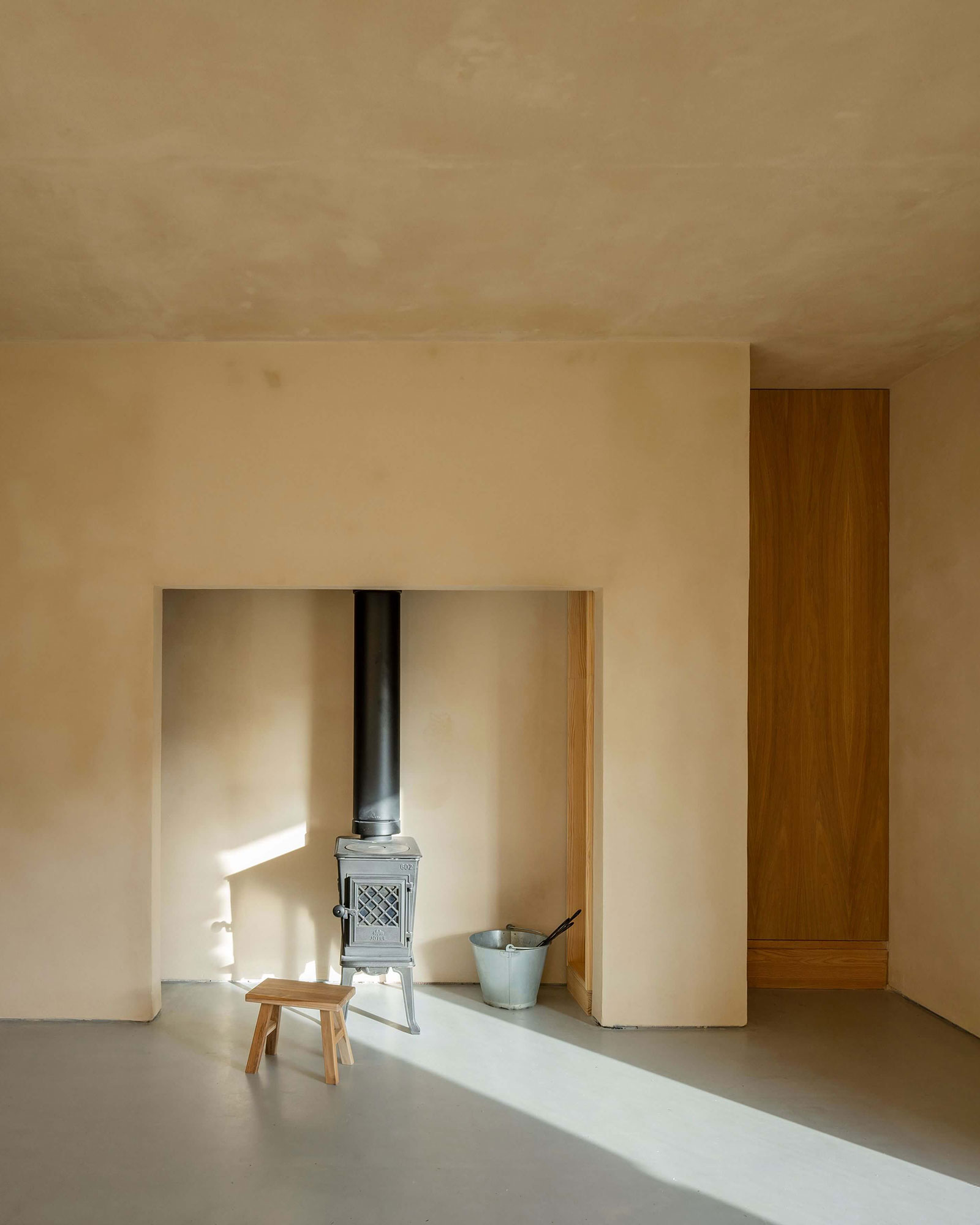 casa-minima_house_selaya-Cantabria-spain_interior-fireplace.jpg