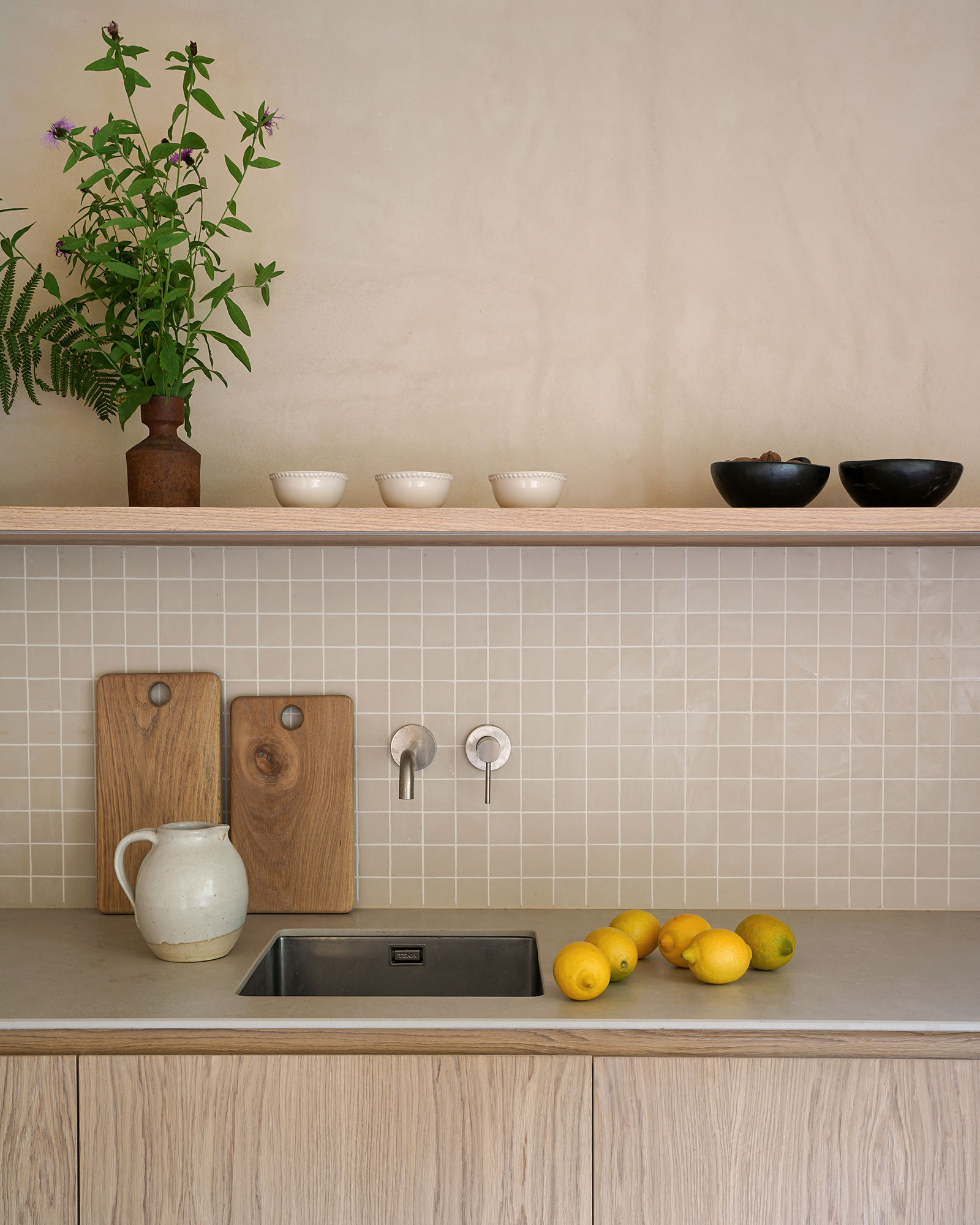 casa-minima_house_selaya-Cantabria-spain_interior-kitchen-detail.jpg