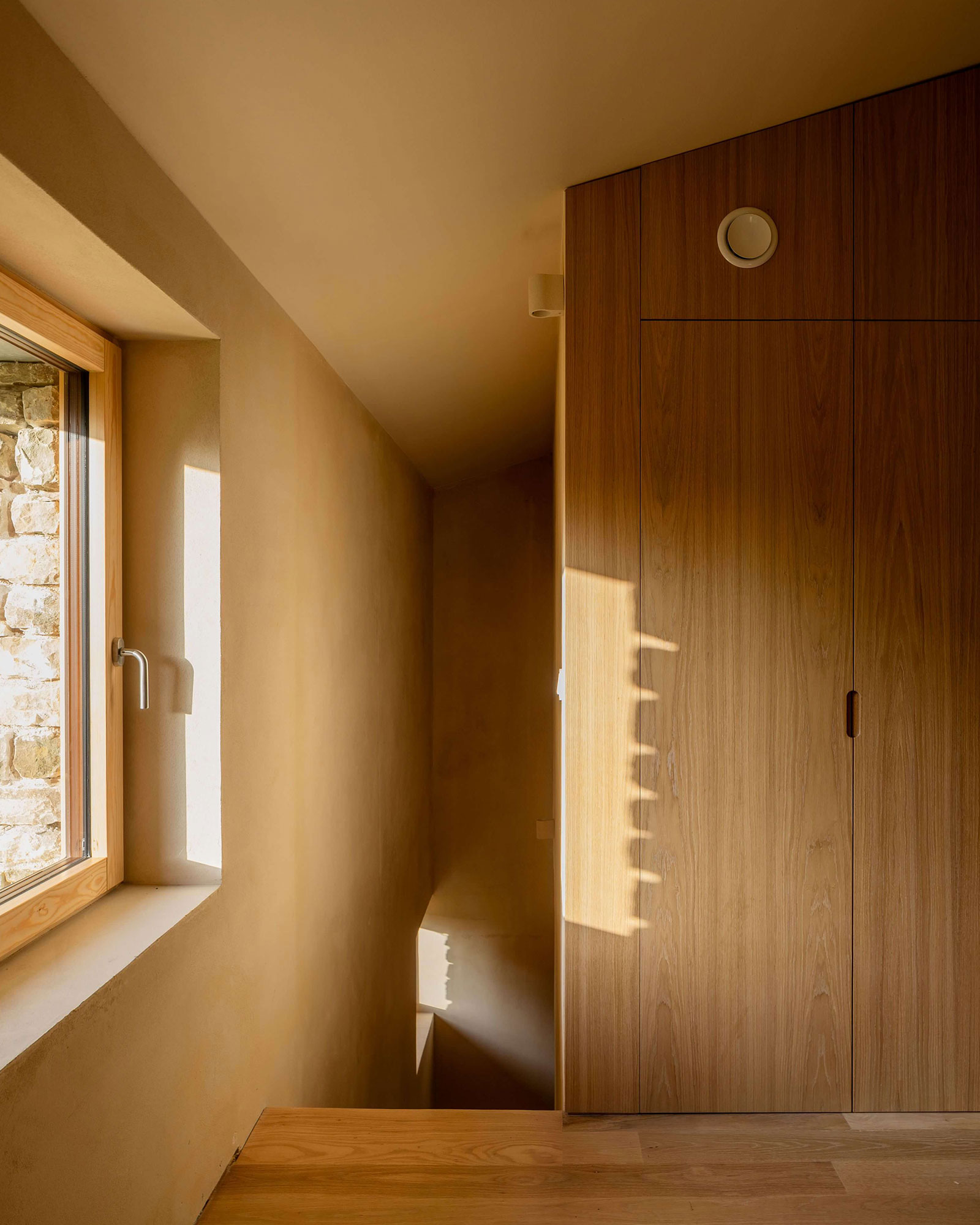 casa-minima_house_selaya-Cantabria-spain_interior-wooden-detail.jpg