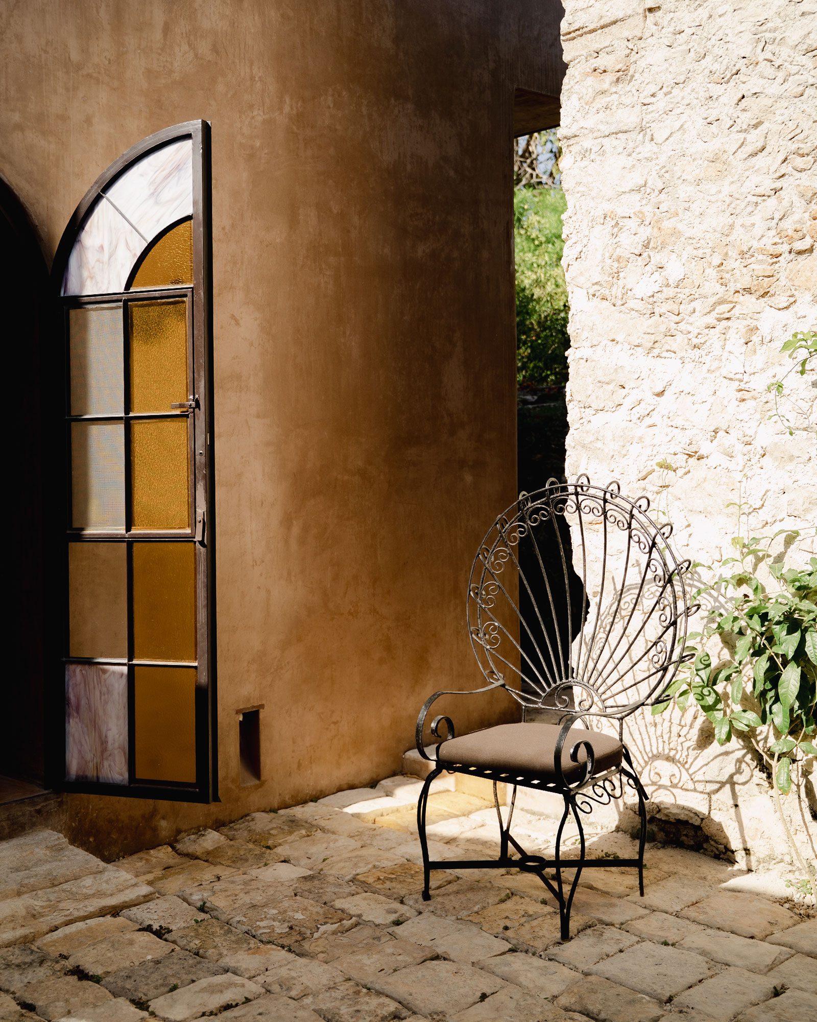 agua-en-flor-by-boutique_townhouse_merida-mexico_exterior-chair.jpg