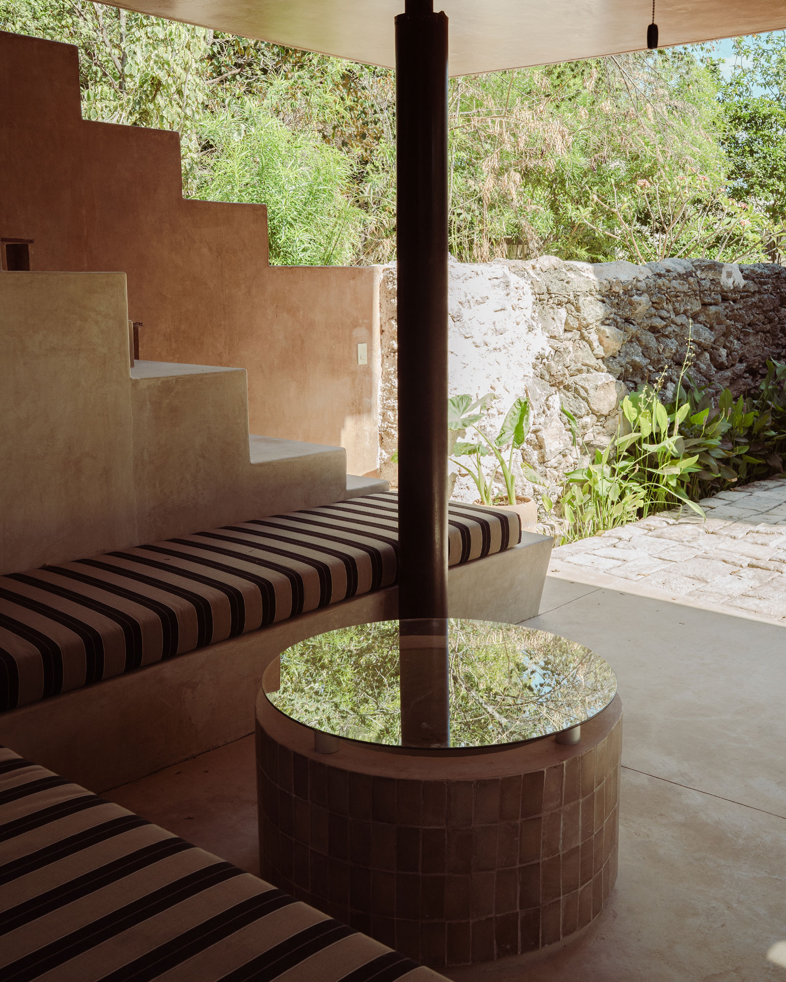 agua-en-flor-by-boutique_townhouse_merida-mexico_exterior-detail-seating.jpg
