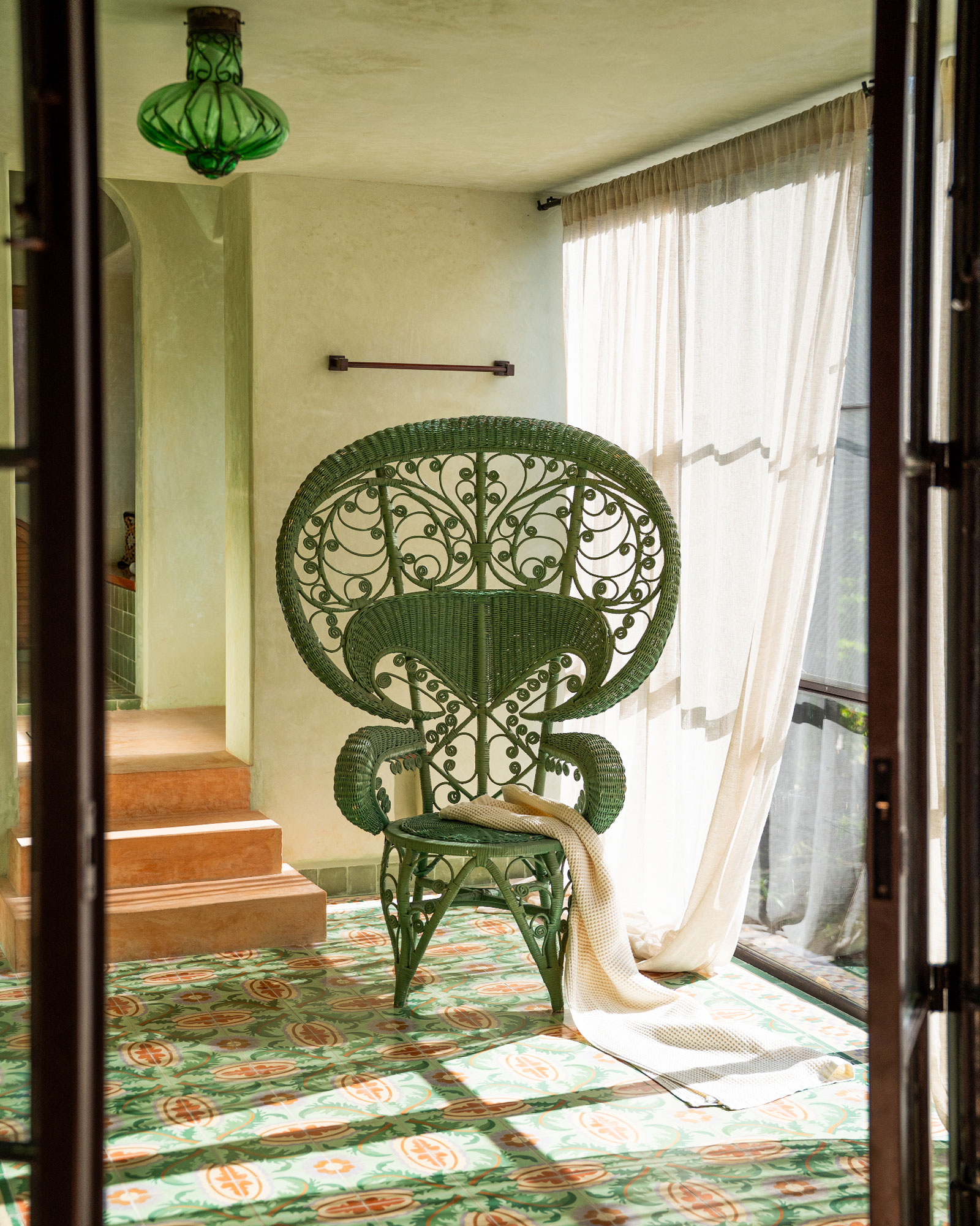 agua-en-flor-by-boutique_townhouse_merida-mexico_interior-bathroom-chair.jpg