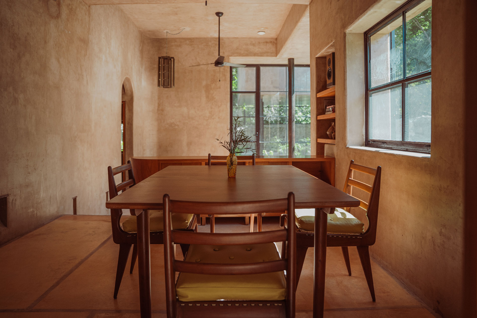 agua-en-flor-by-boutique_townhouse_merida-mexico_interior-table.jpg