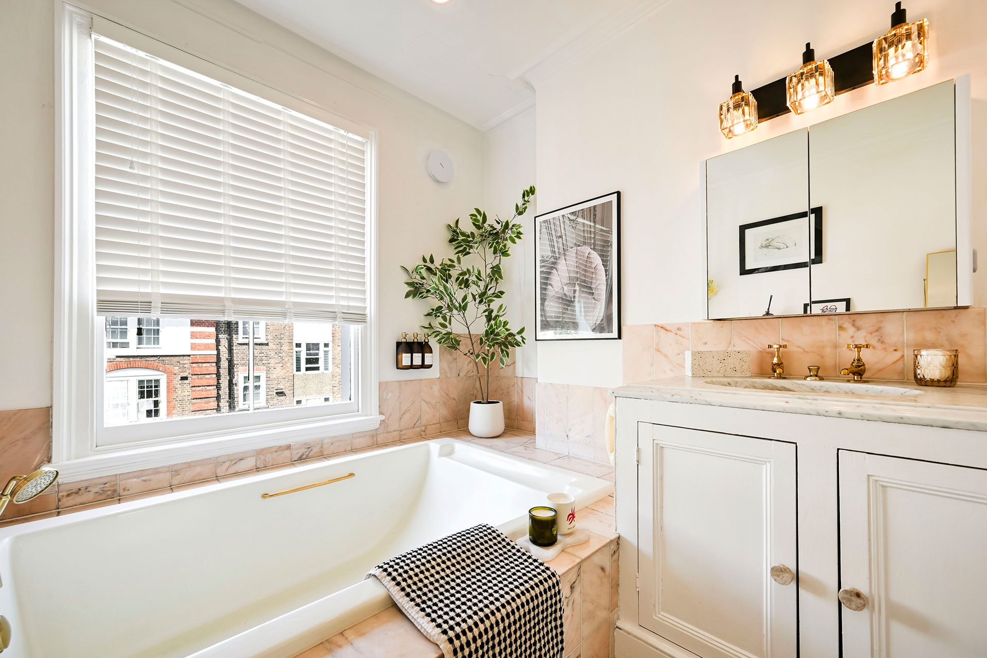 chelsea-town-house_townhouse_england-uk_interior-bath-room-tub.jpg