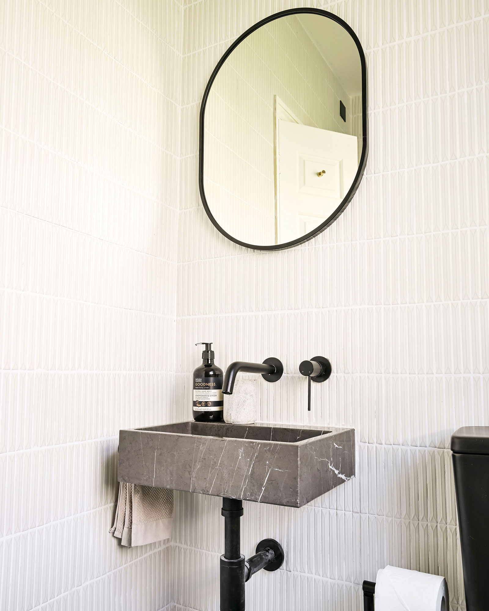 chelsea-town-house_townhouse_england-uk_interior-bathroom-mirror.jpg
