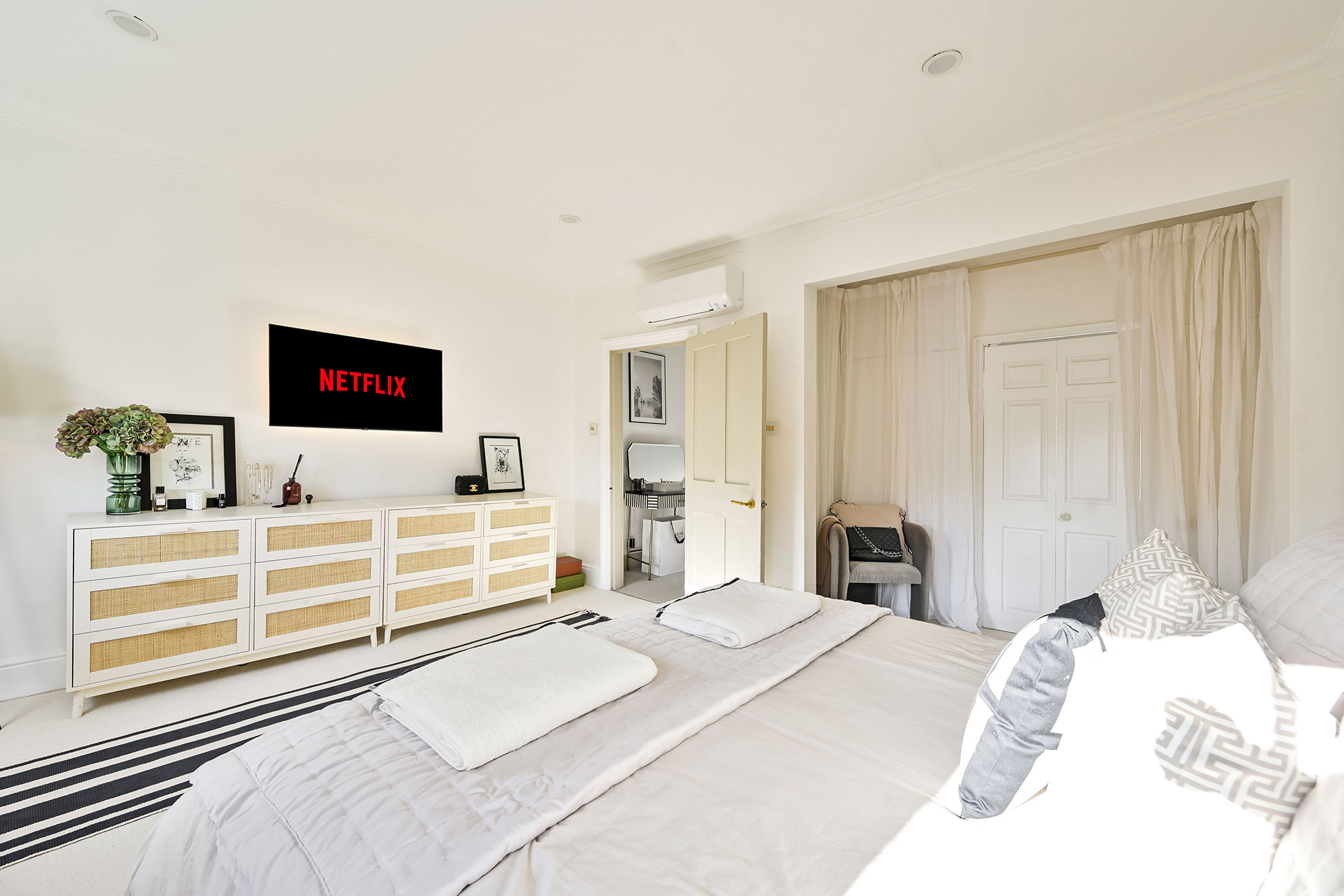 chelsea-town-house_townhouse_england-uk_interior-bedroom-tv.jpg