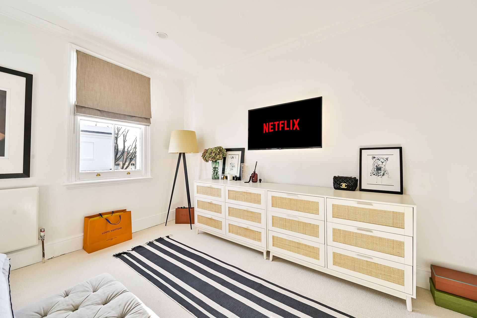 chelsea-town-house_townhouse_england-uk_interior-bedroom-tv-netflix.jpg