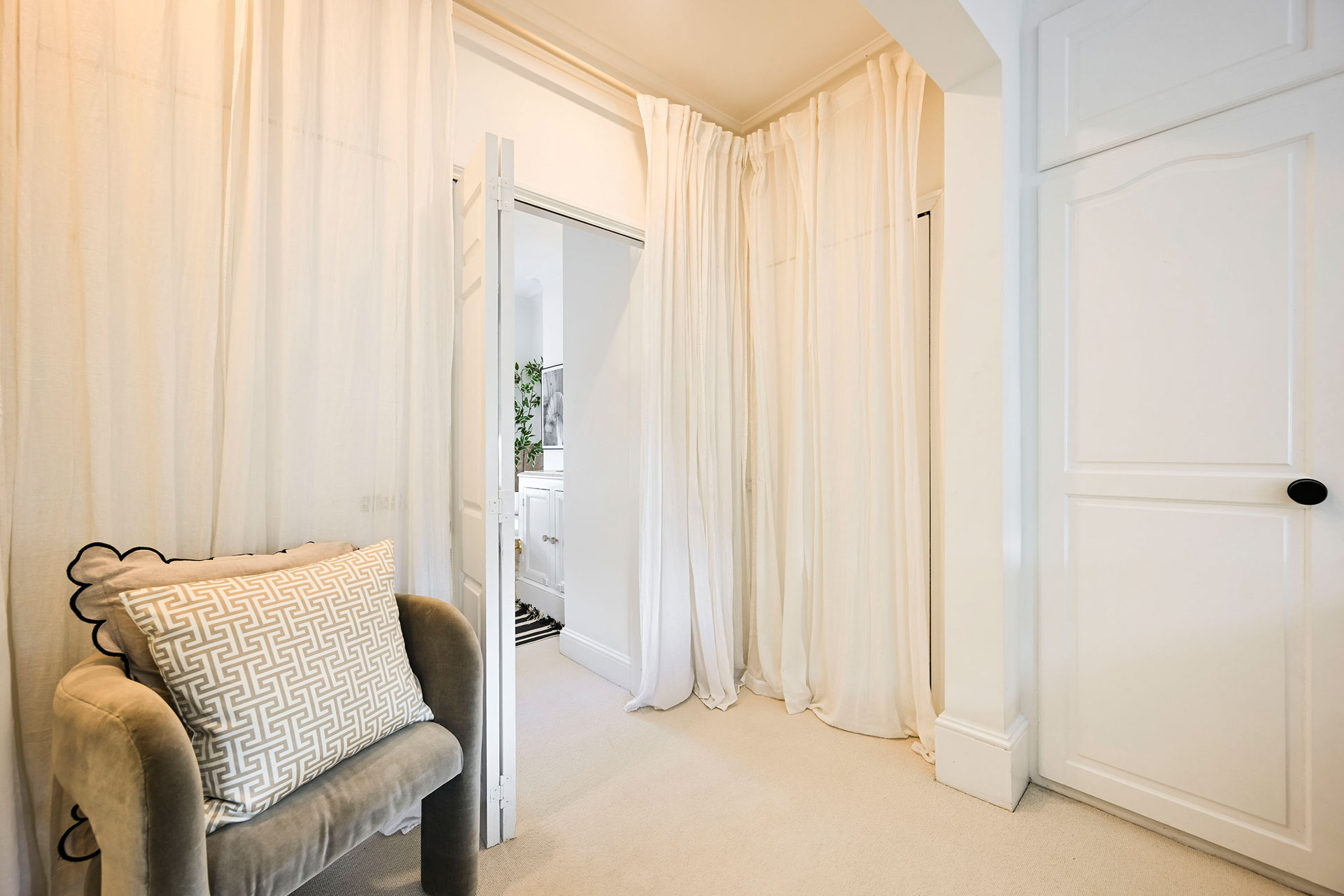 chelsea-town-house_townhouse_england-uk_interior-detail-chair.jpg