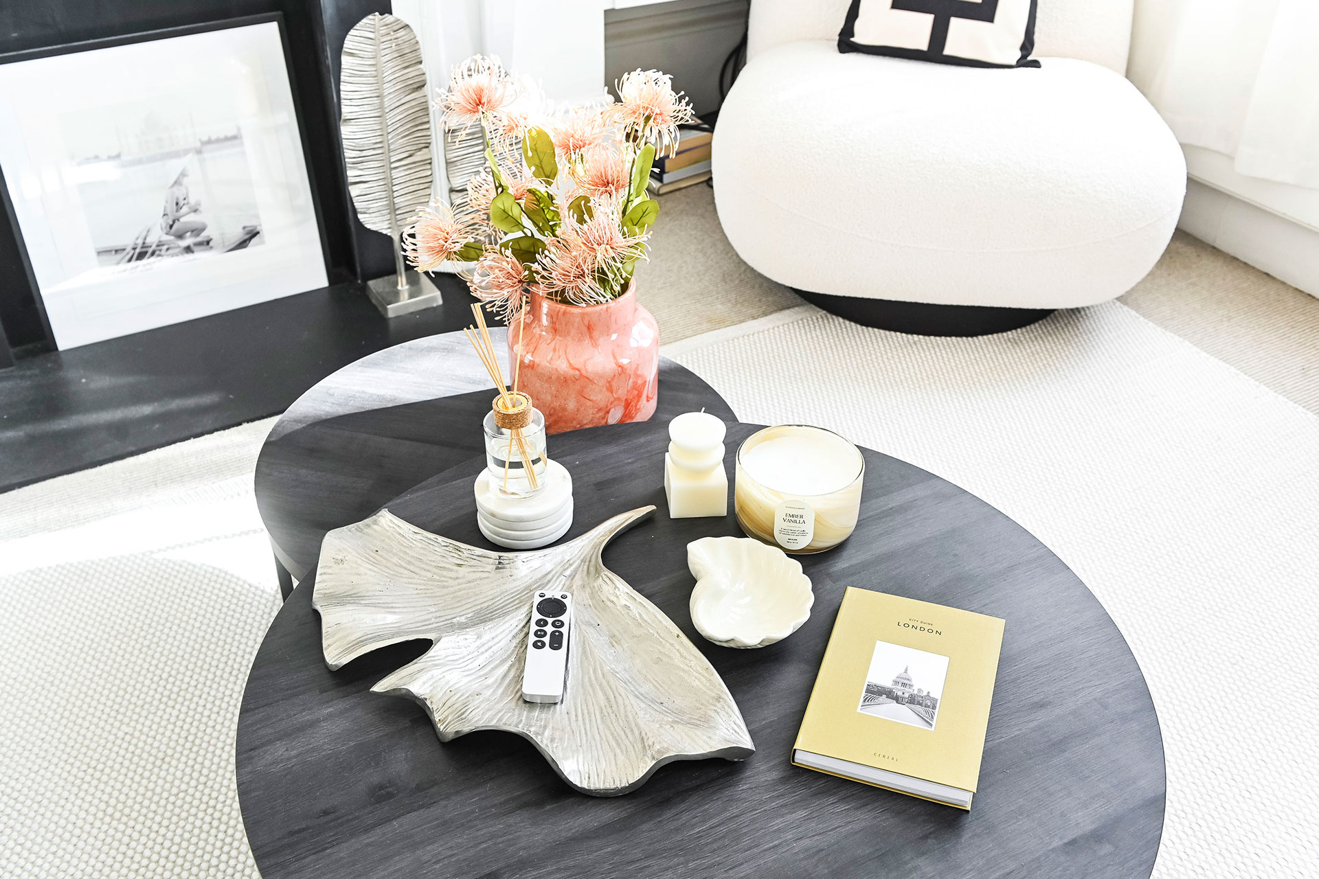 chelsea-town-house_townhouse_england-uk_interior-detail-table.jpg