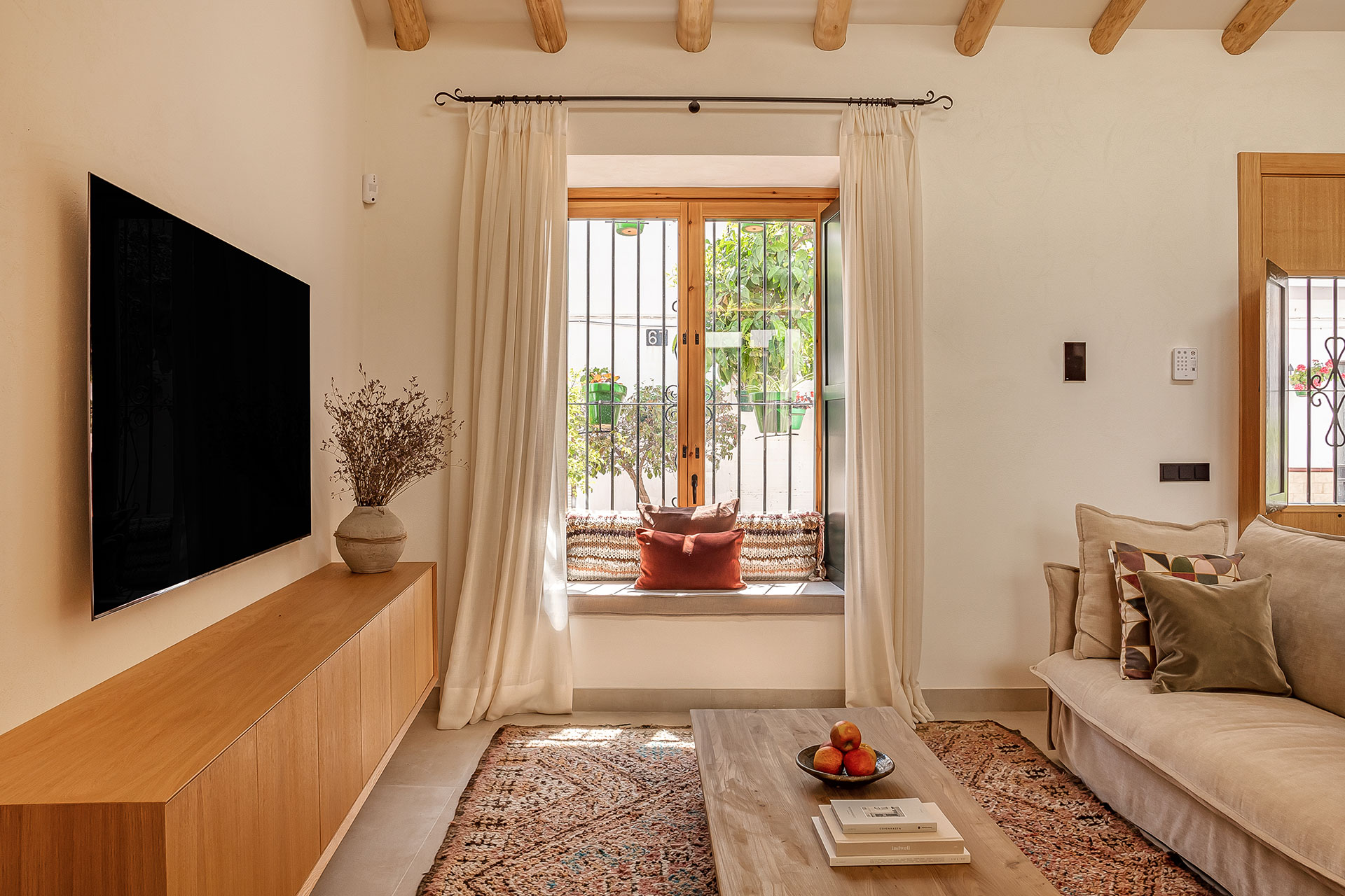 casa-luna-de-miel_townhouse_andalucia-spain_interior-tv.jpg