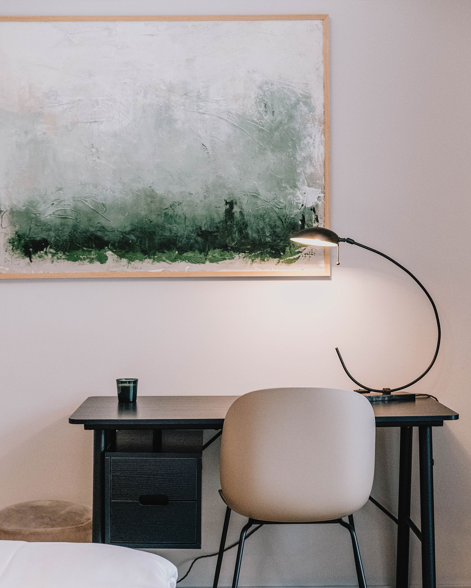 the-chipp-lakeside-design-apartment_apartment_Brandenburg-germany_interior-desk.jpg
