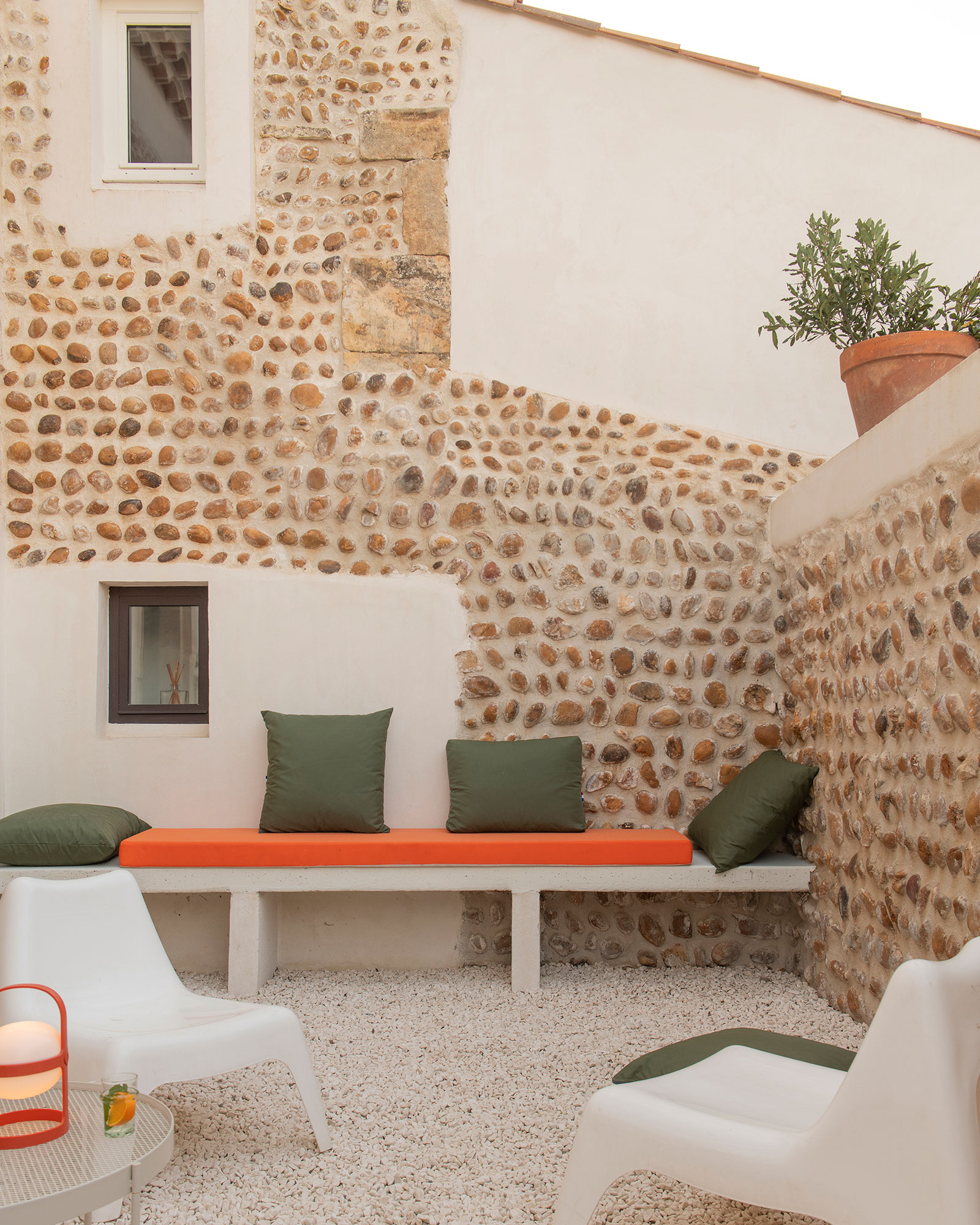 mas-celeste_farmhouse_arles-france_interior-detail-space.jpg
