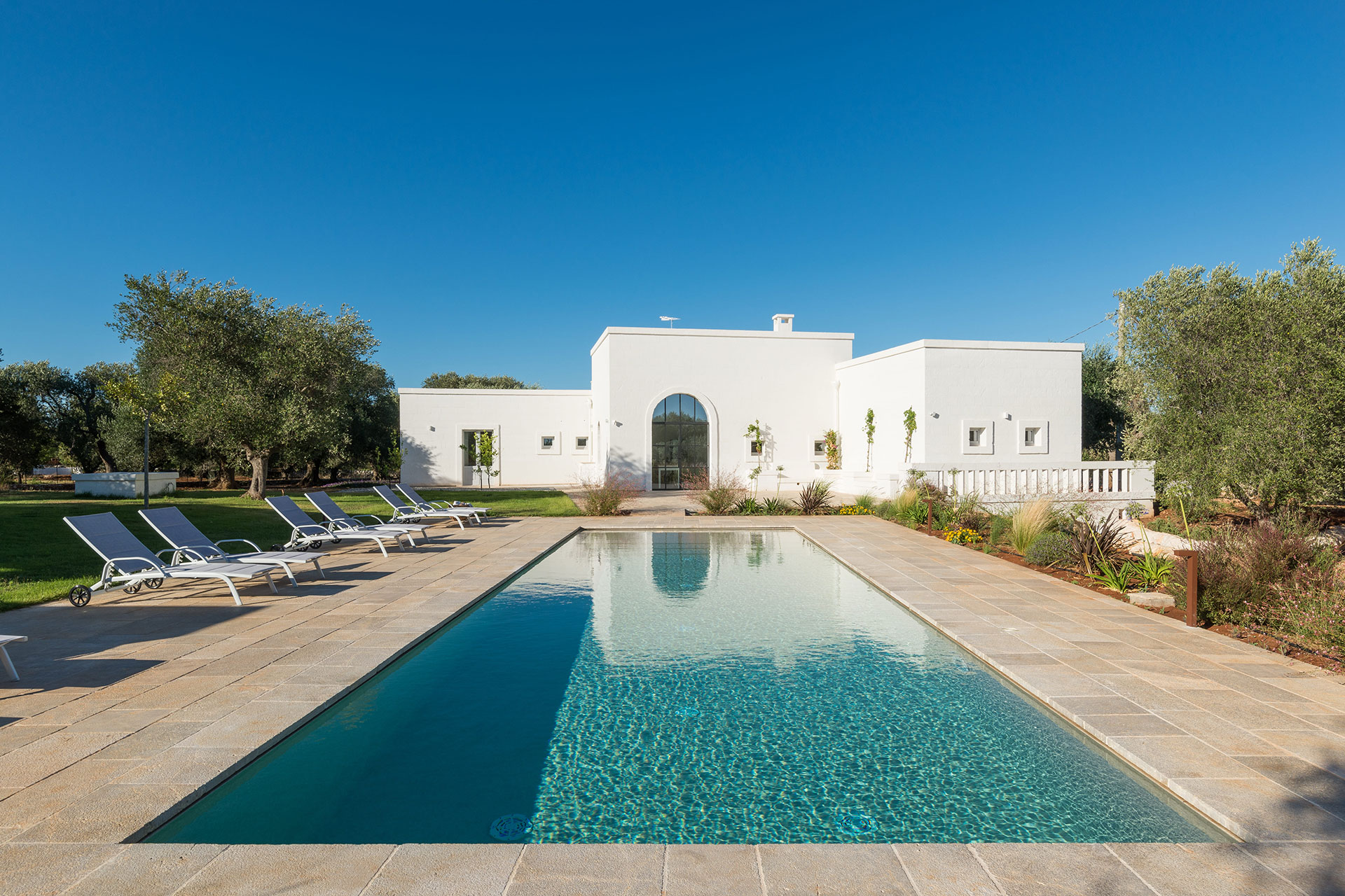 villa-luce_villa_puglia-italy_exterior-pool.jpg