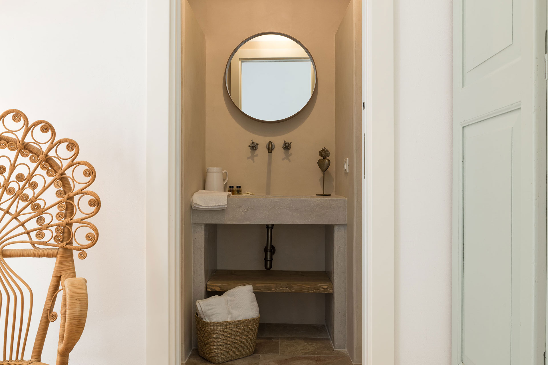 villa-luce_villa_puglia-italy_interior-bath-room-space.jpg