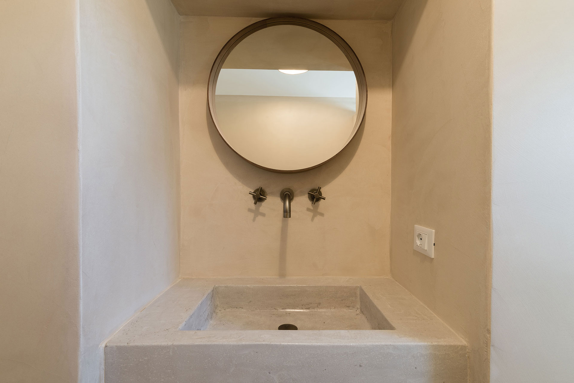 villa-luce_villa_puglia-italy_interior-bathroom-mirror.jpg