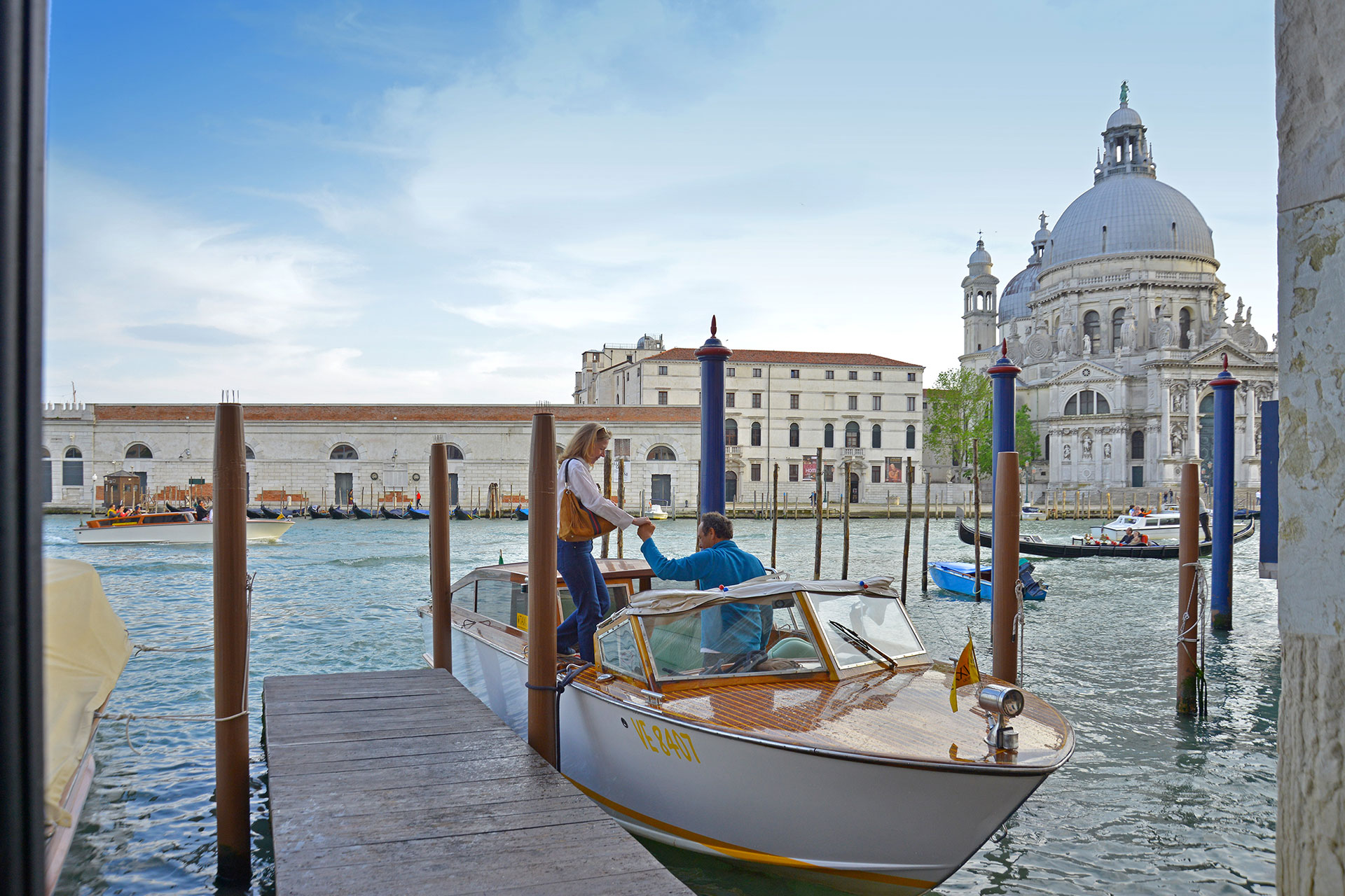 palazzo-canova_palazzo_veneto-italy_exterior-boat.jpg