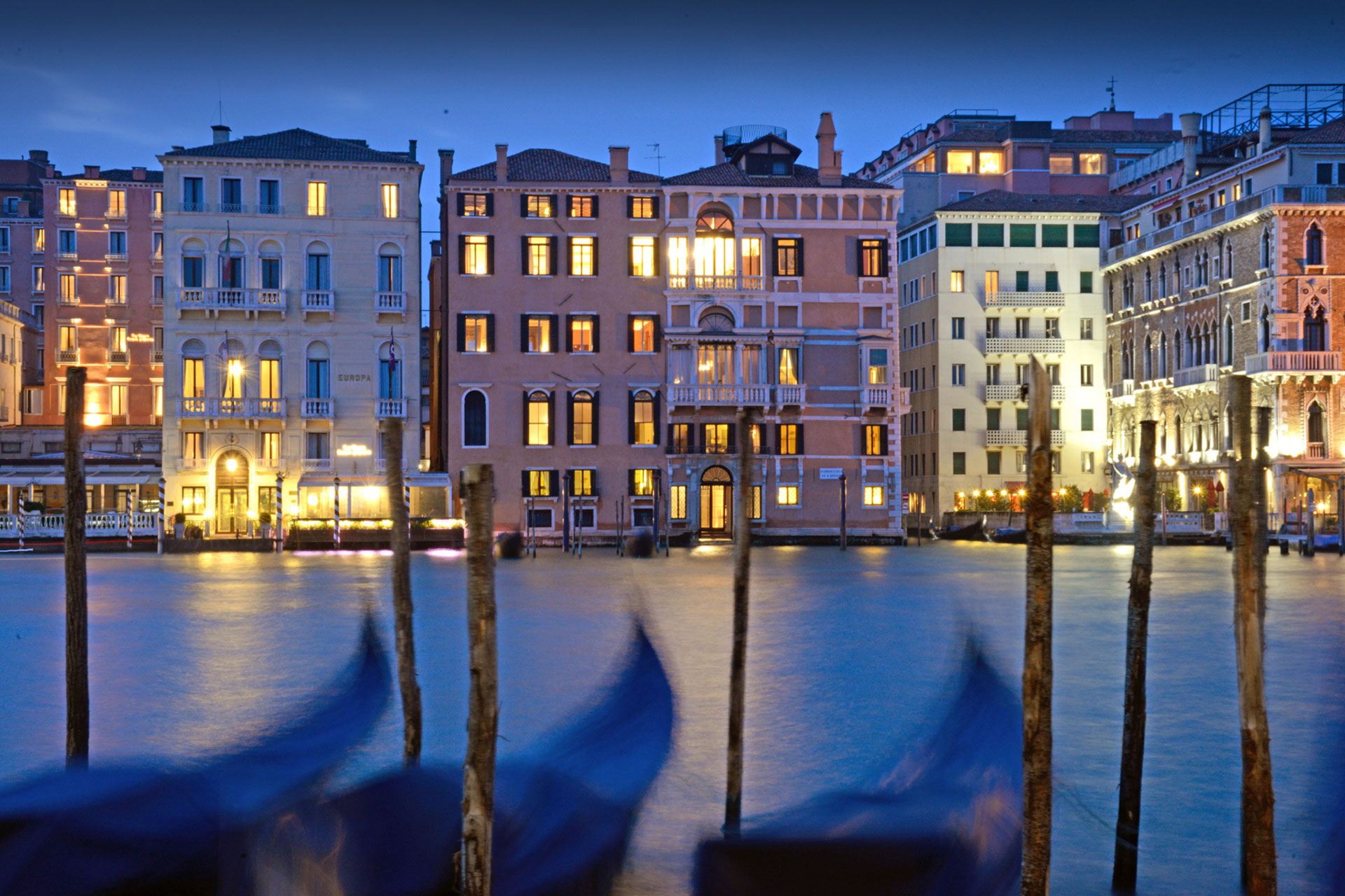 palazzo-canova_palazzo_veneto-italy_exterior-night.jpg