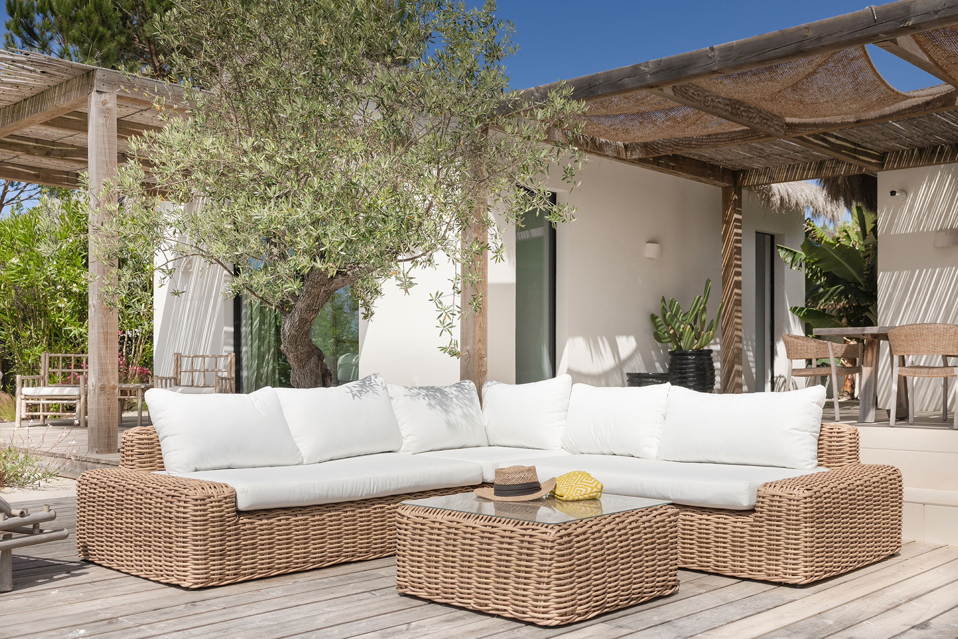 casa-quatro-ventos_villa_comporta-setubal-portugal_exterior-seating.jpg