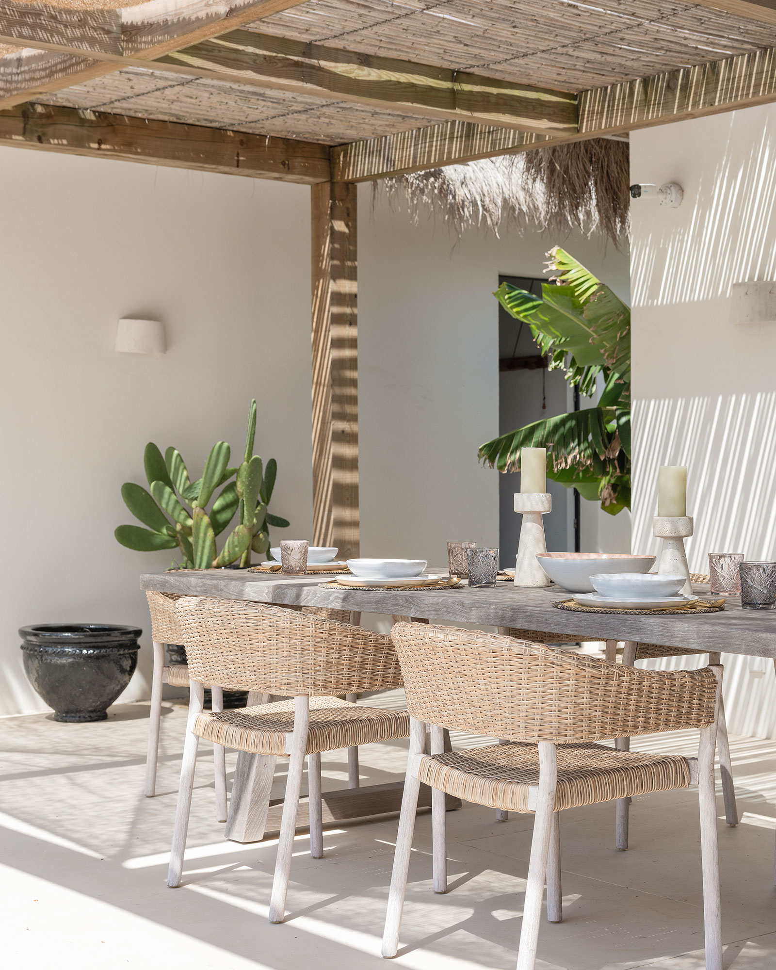 casa-quatro-ventos_villa_comporta-setubal-portugal_exterior-table-eating.jpg