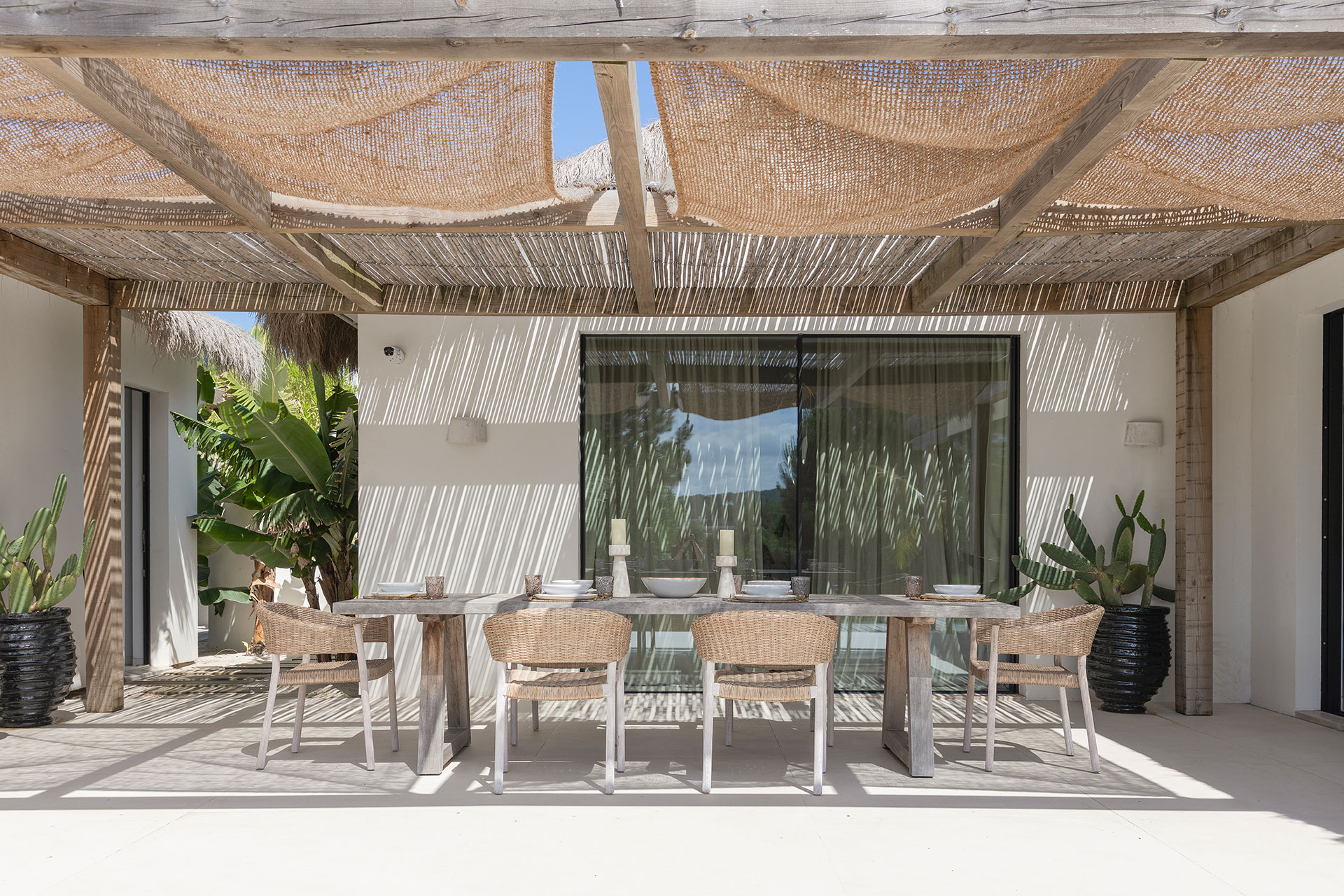 casa-quatro-ventos_villa_comporta-setubal-portugal_exterior-table-terrace.jpg